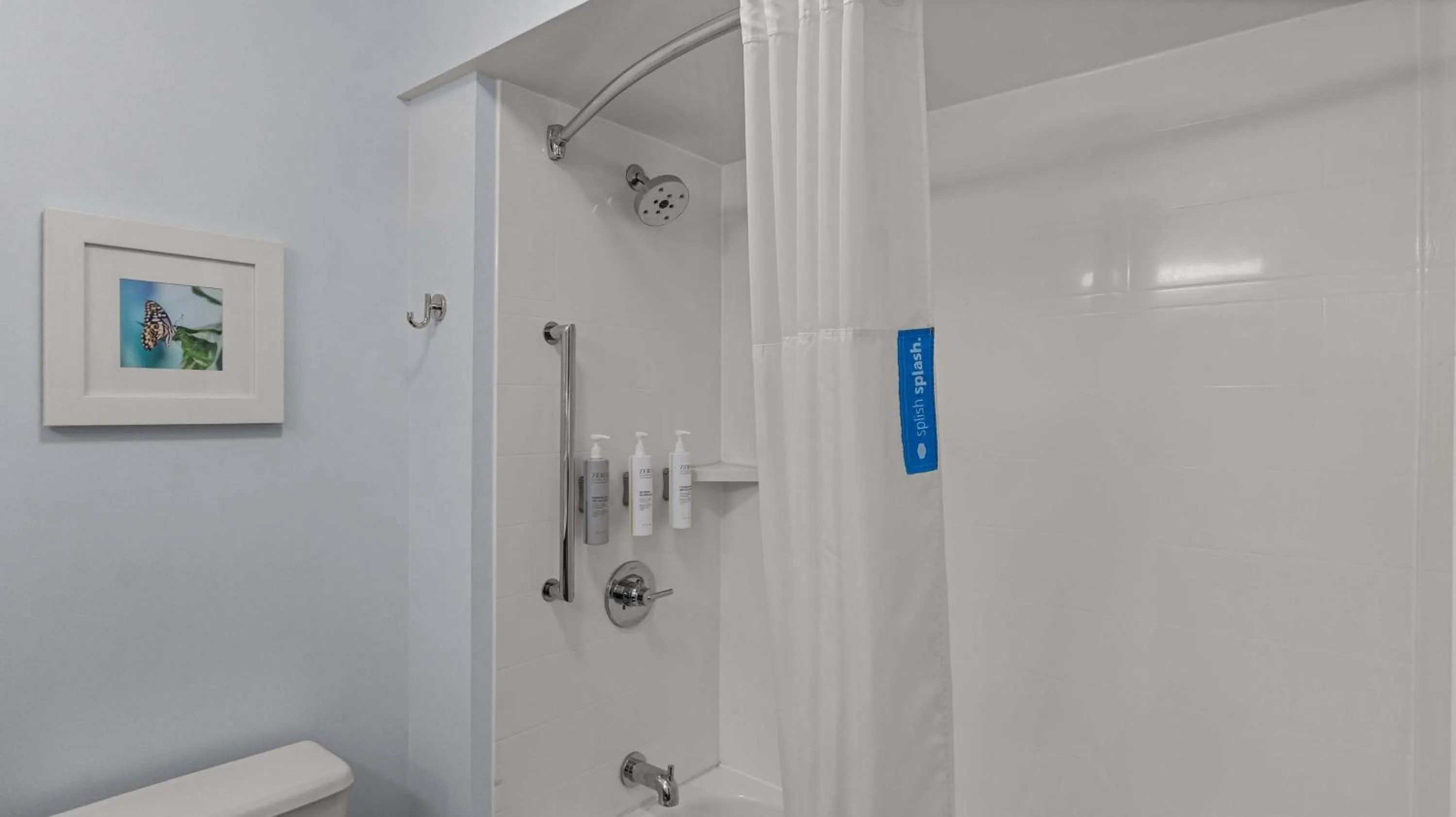 Bathroom in Hampton Inn Bloomington