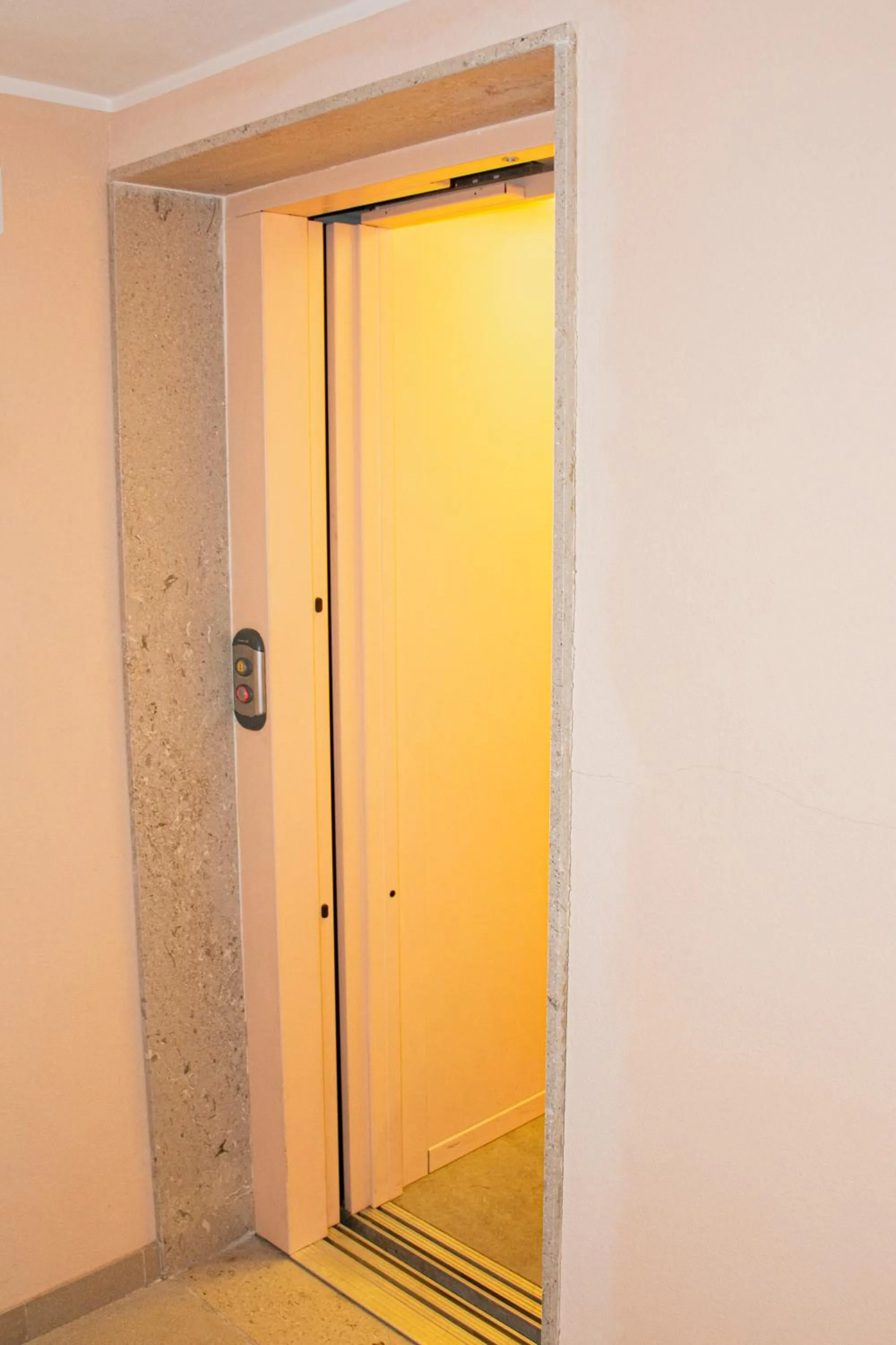 elevator in Hotel Capitelli
