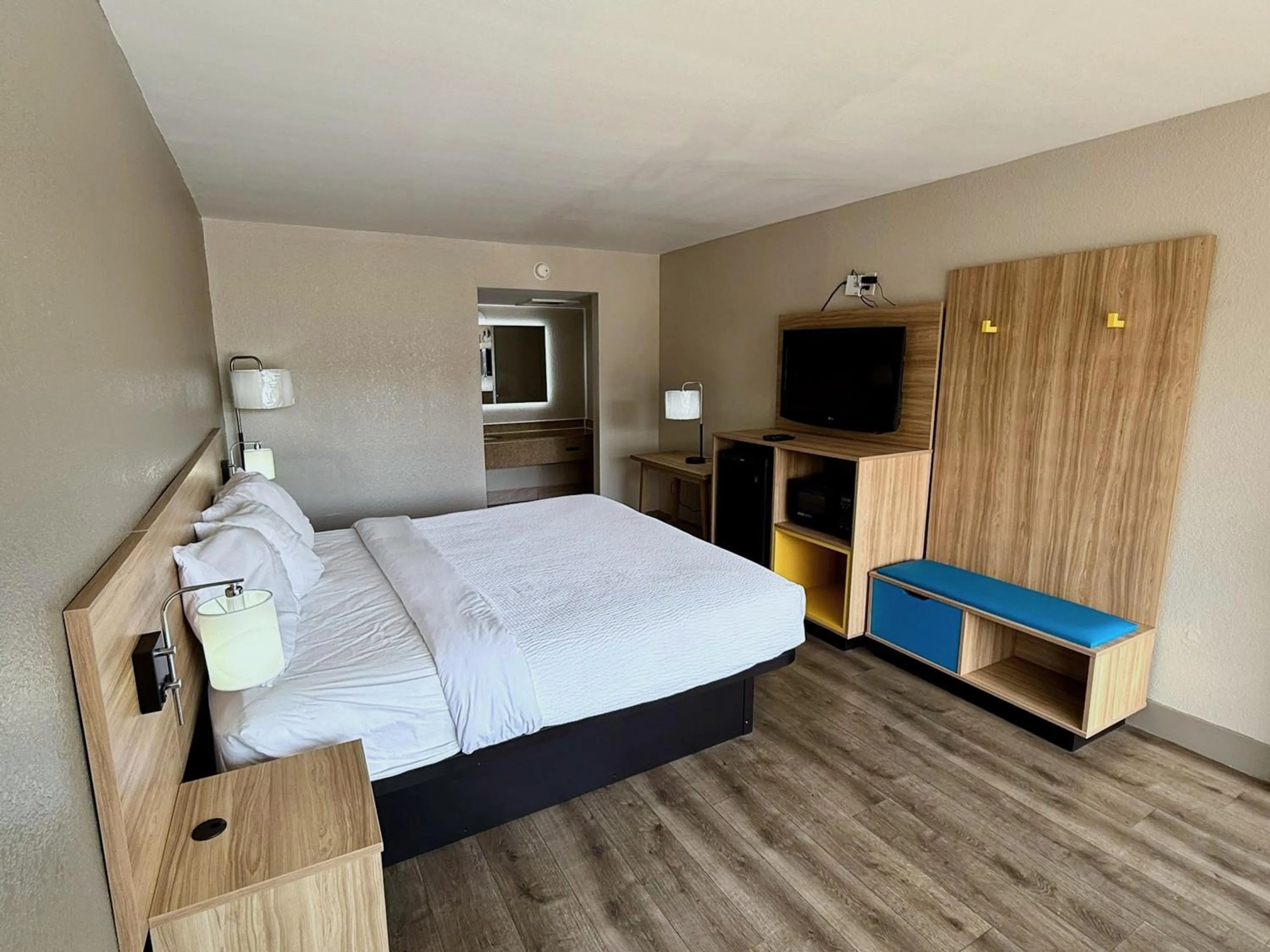 TV and multimedia, Bed in Days Inn by Wyndham Ruther Glen Kings Dominion Area