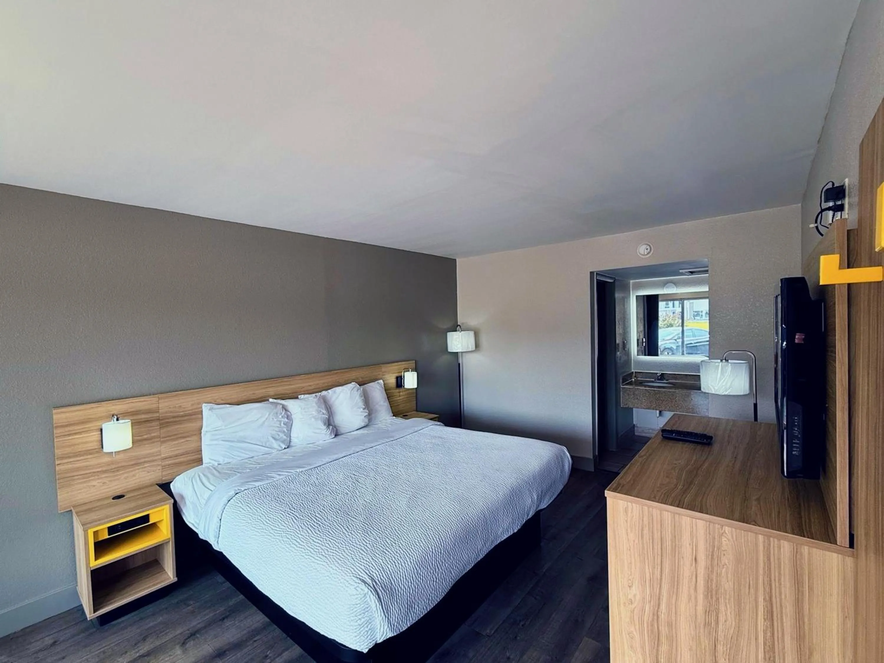 Bed in Days Inn by Wyndham Ruther Glen Kings Dominion Area