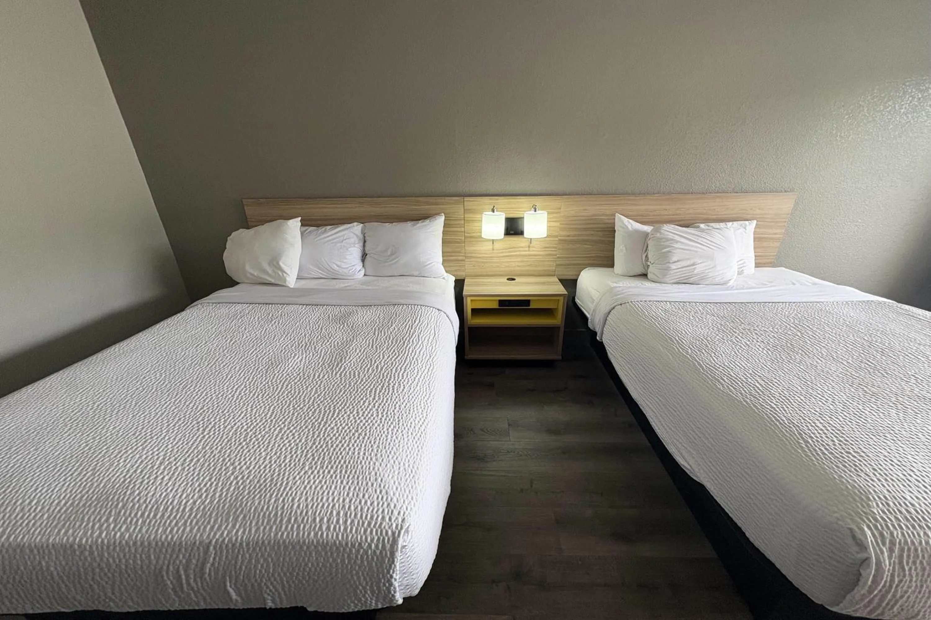 Photo of the whole room, Bed in Days Inn by Wyndham Ruther Glen Kings Dominion Area