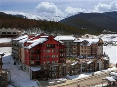 Facade/entrance in Fraser Crossing and Founders Pointe