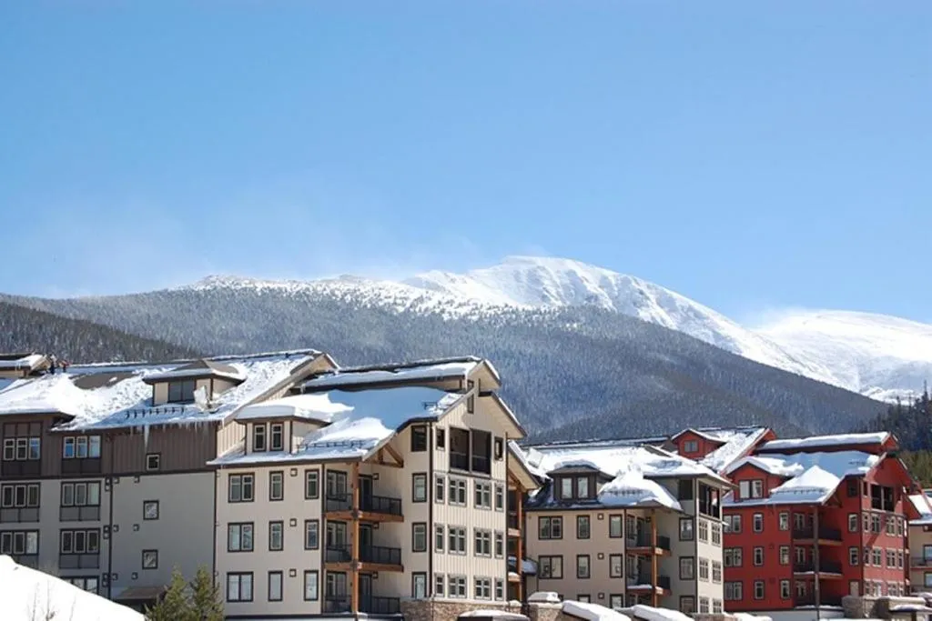 Facade/entrance in Fraser Crossing and Founders Pointe