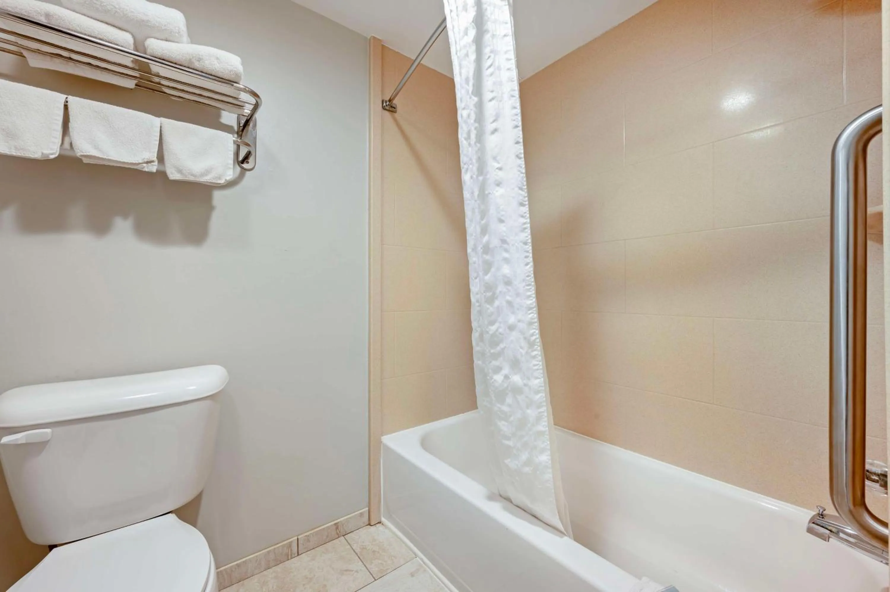 Bathroom in Best Western Ashbury Inn