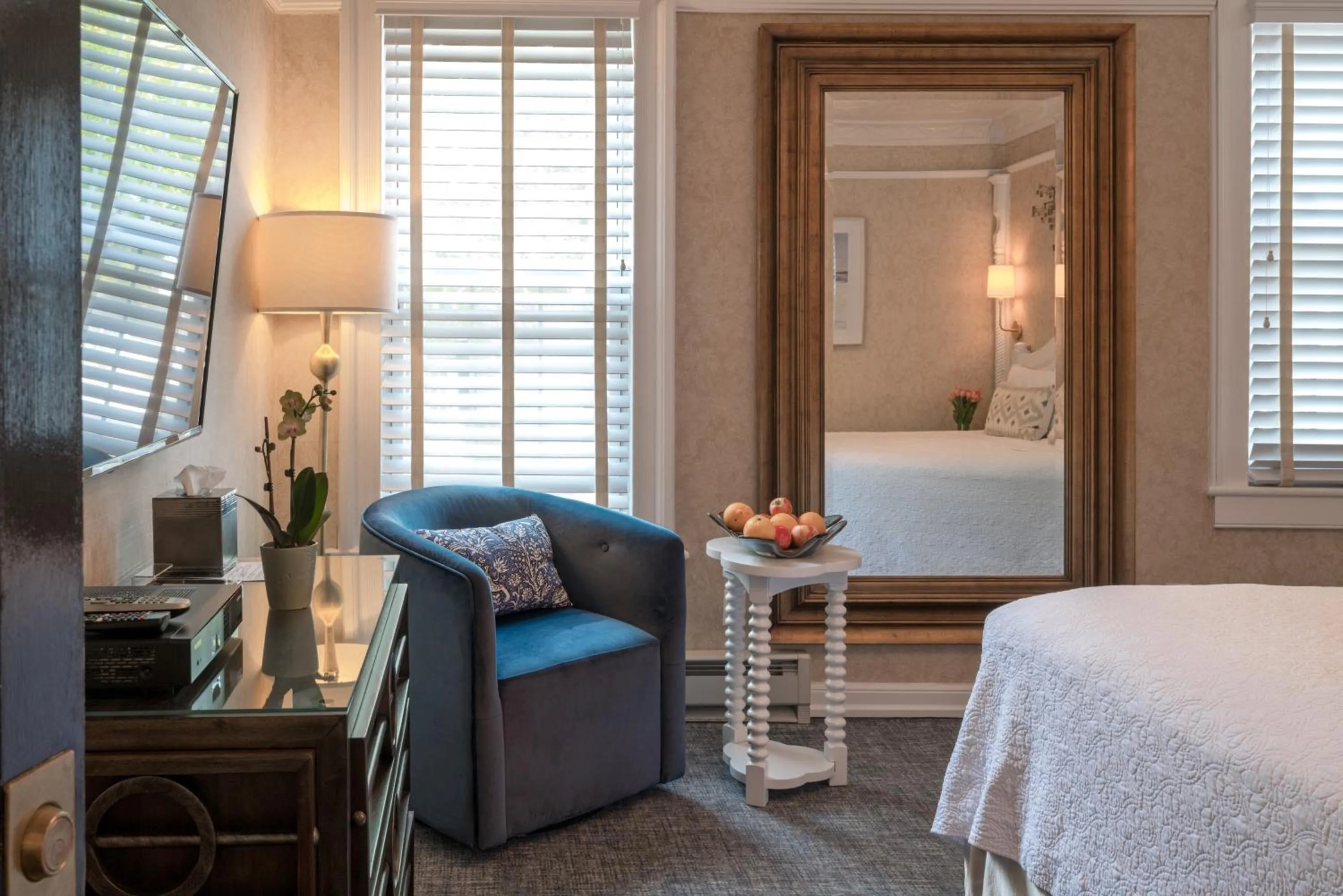 Seating area, Bed in Chateau Inn and Suites