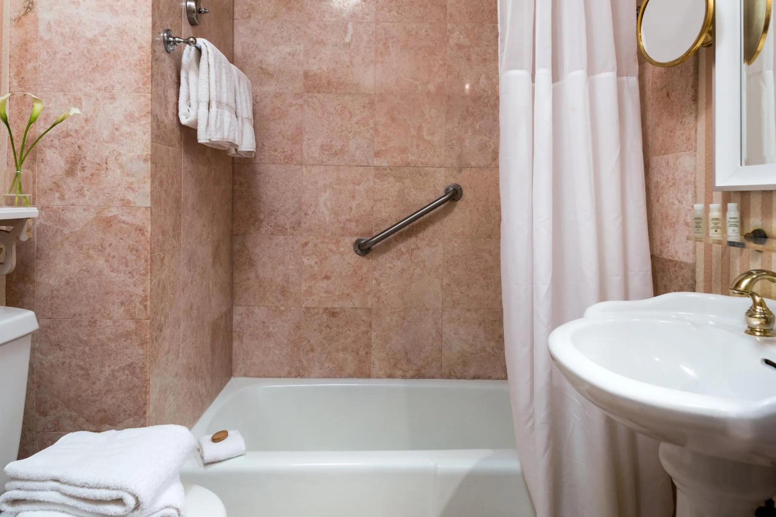 Bathroom in Chateau Inn and Suites