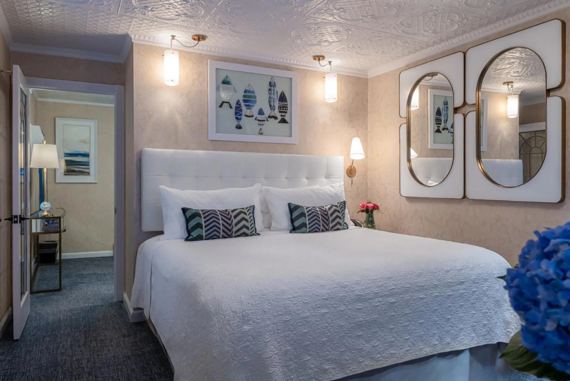 Bed in Chateau Inn and Suites