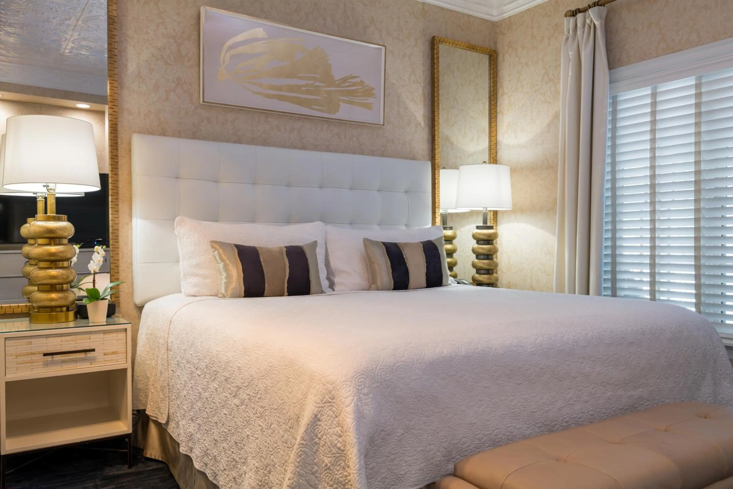 Bed in Chateau Inn and Suites