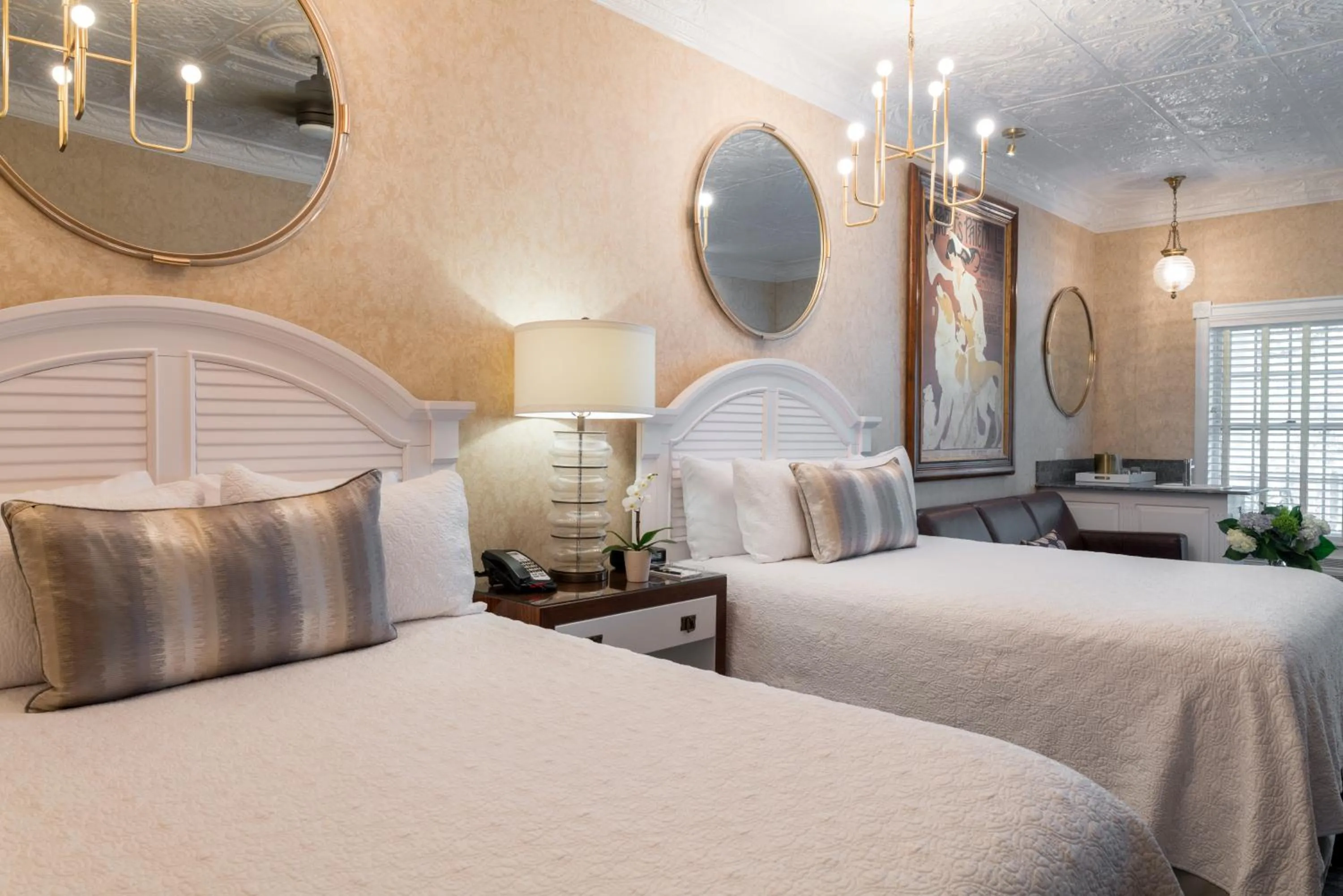 Bed in Chateau Inn and Suites