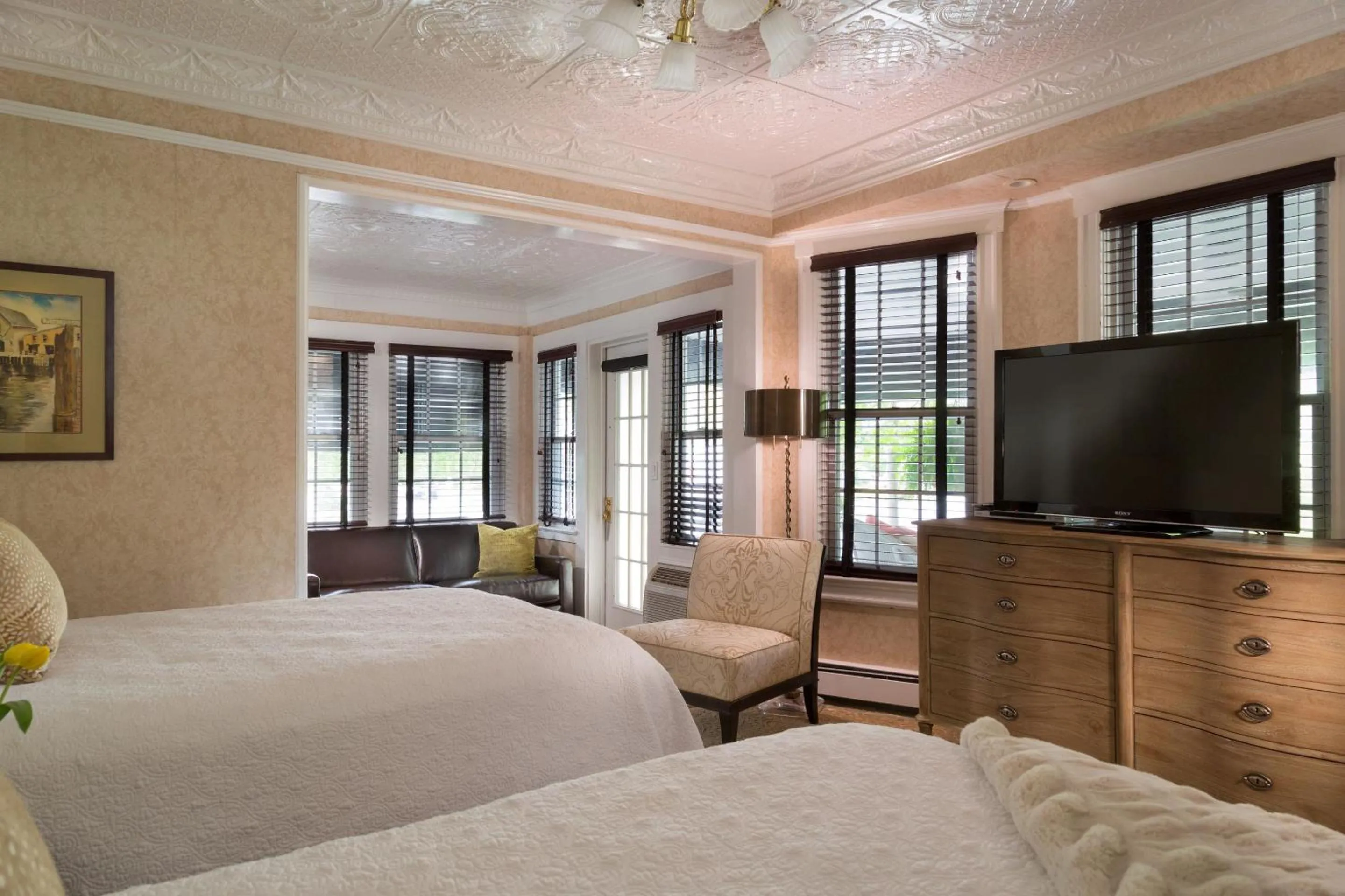 Bed in Chateau Inn and Suites