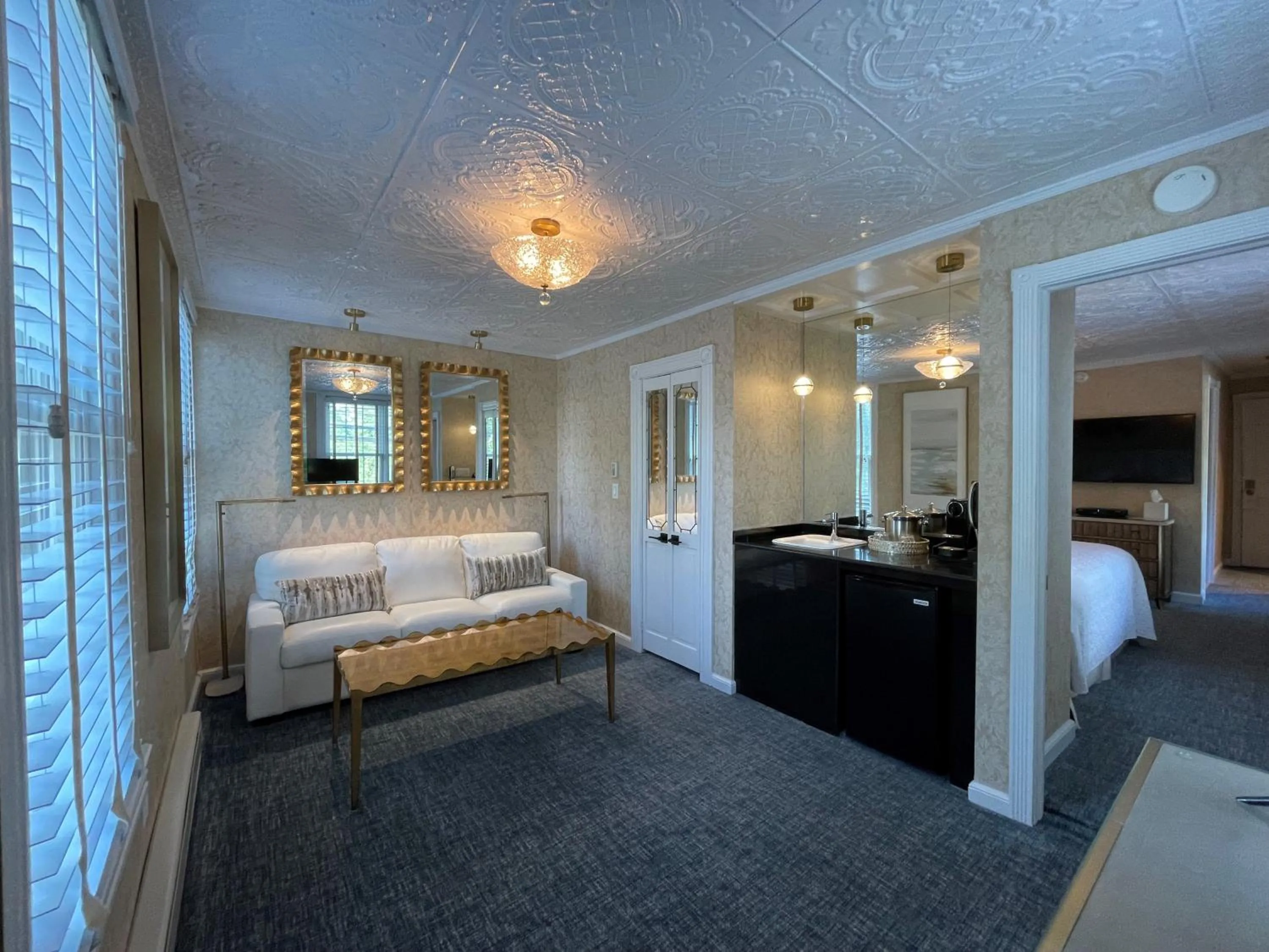 Living room, Bed in Chateau Inn and Suites