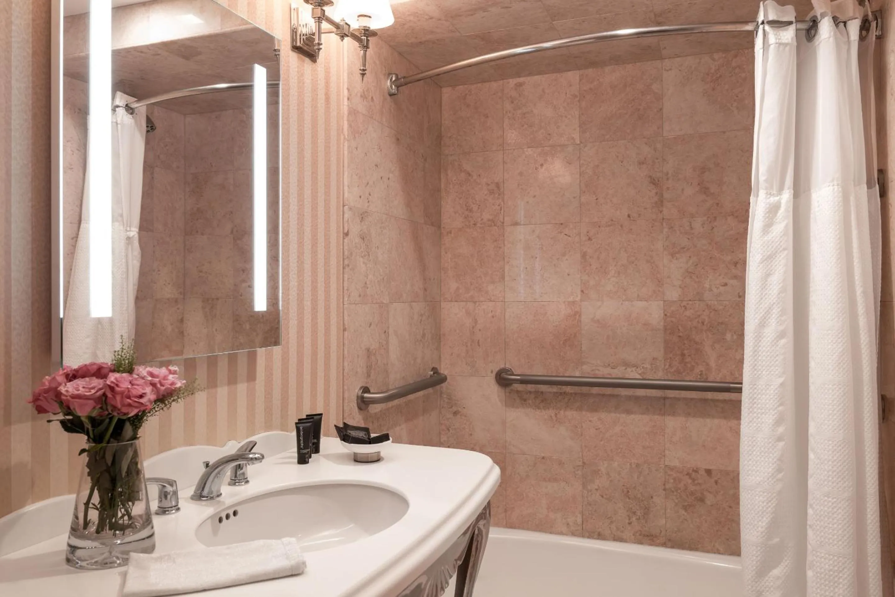 Bathroom in Chateau Inn and Suites