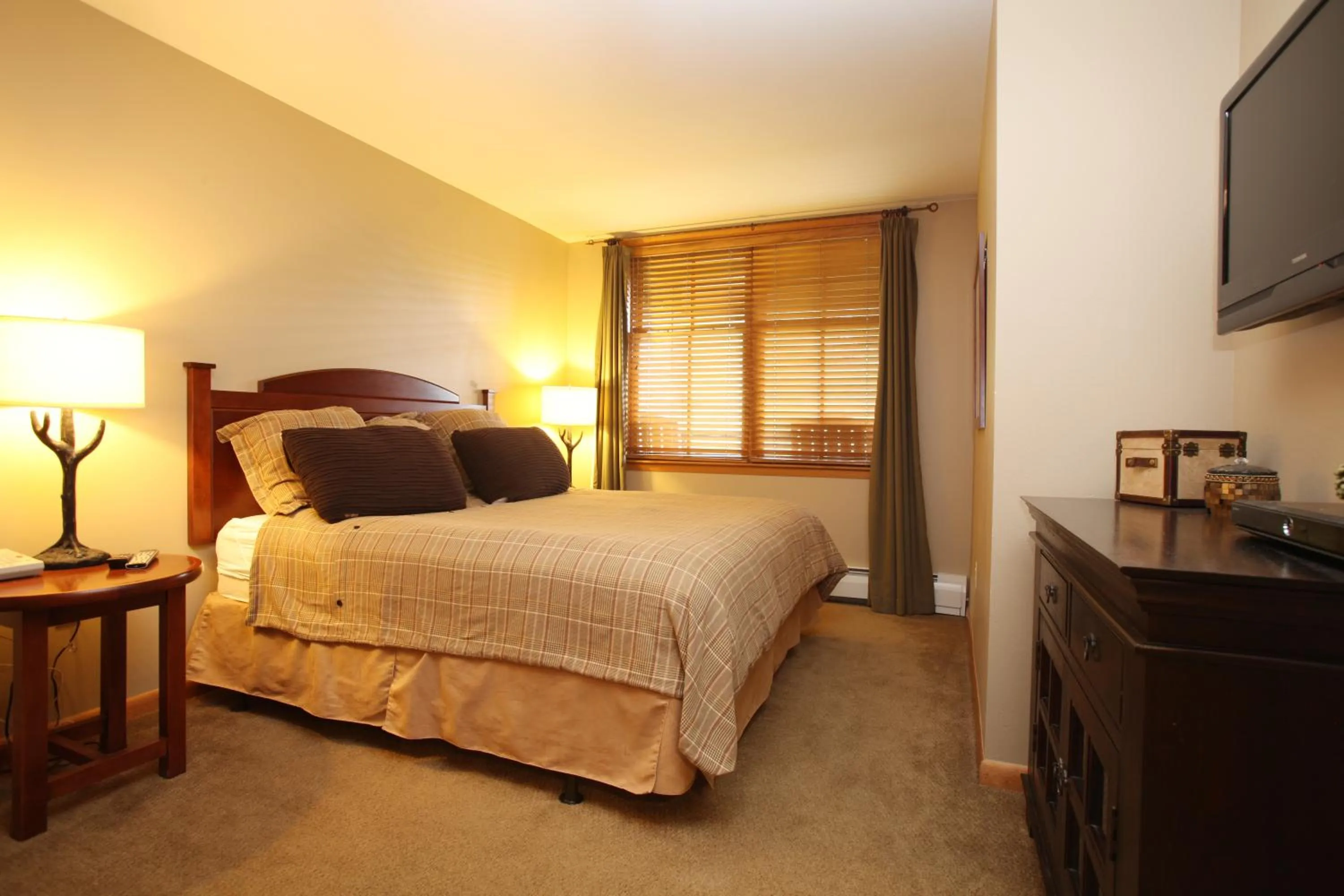 Photo of the whole room, Bed in Zephyr Mountain Lodge