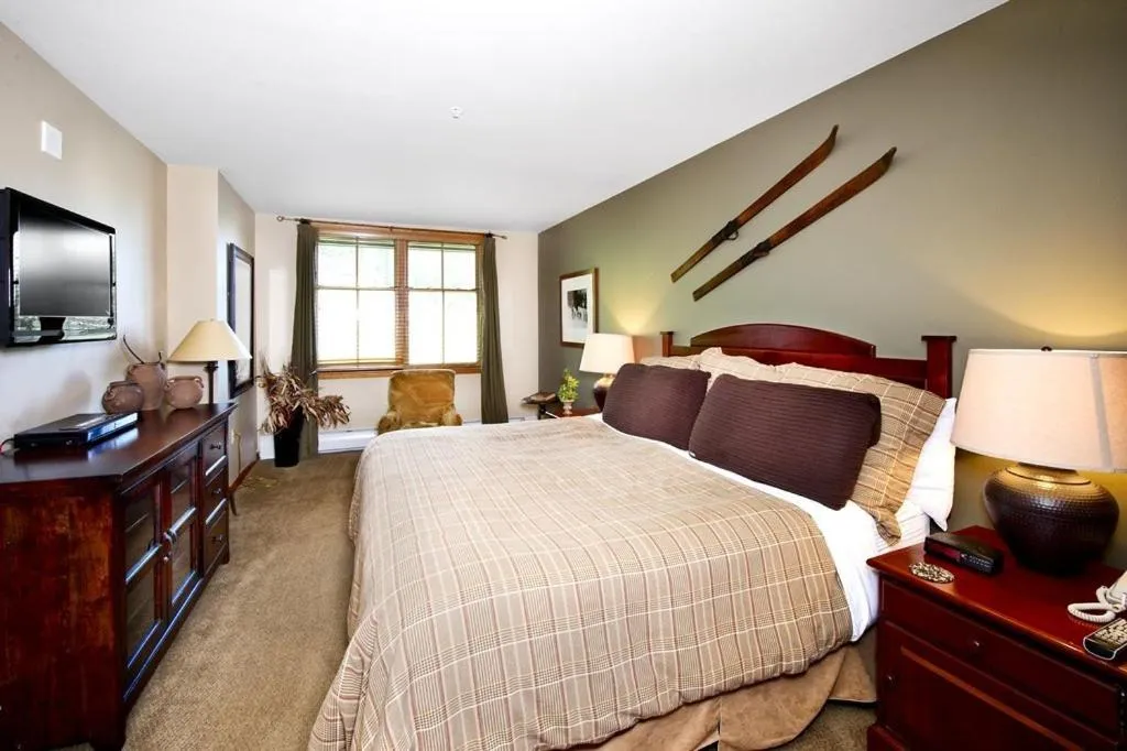 Photo of the whole room, Bed in Zephyr Mountain Lodge