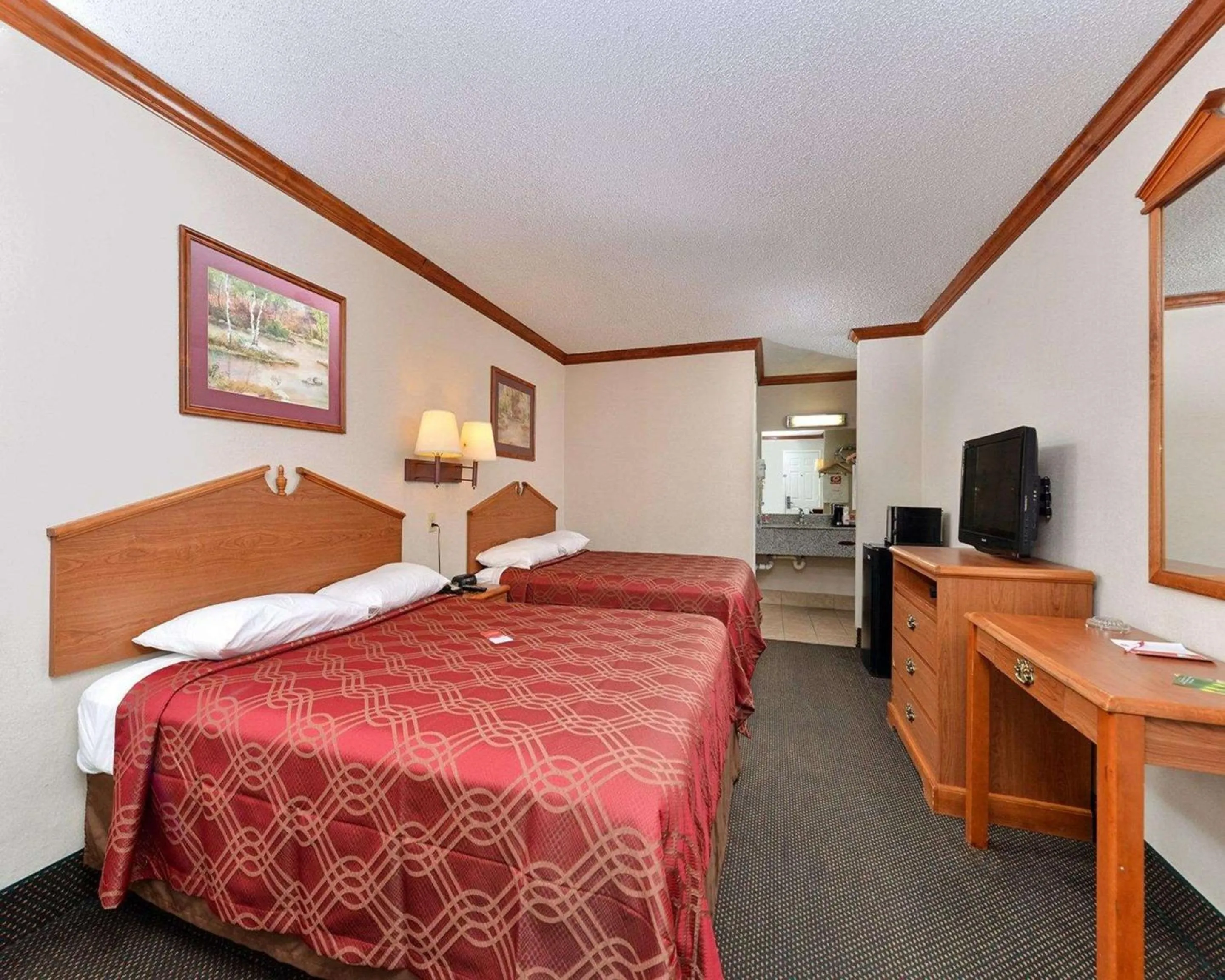 Photo of the whole room, Bed in Econo Lodge