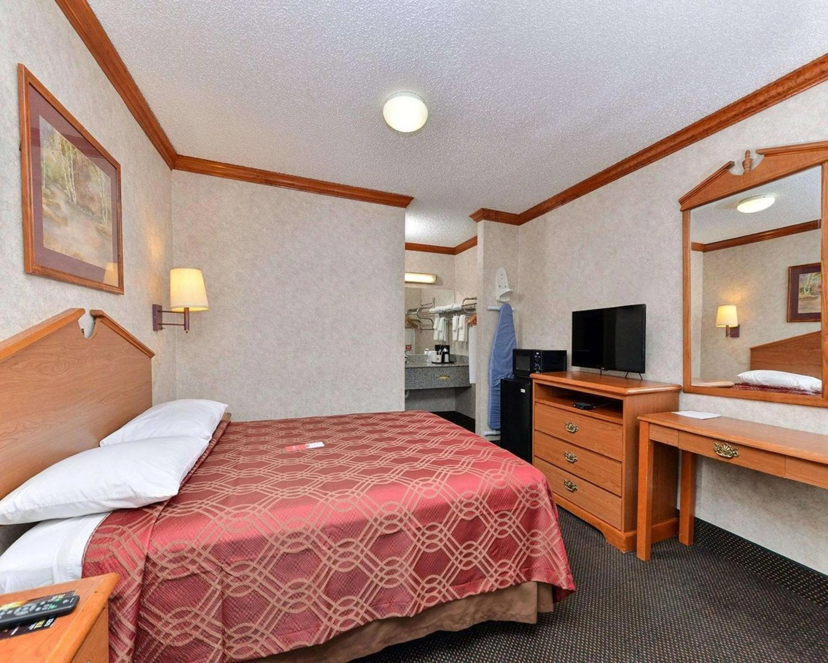 Photo of the whole room, Bed in Econo Lodge