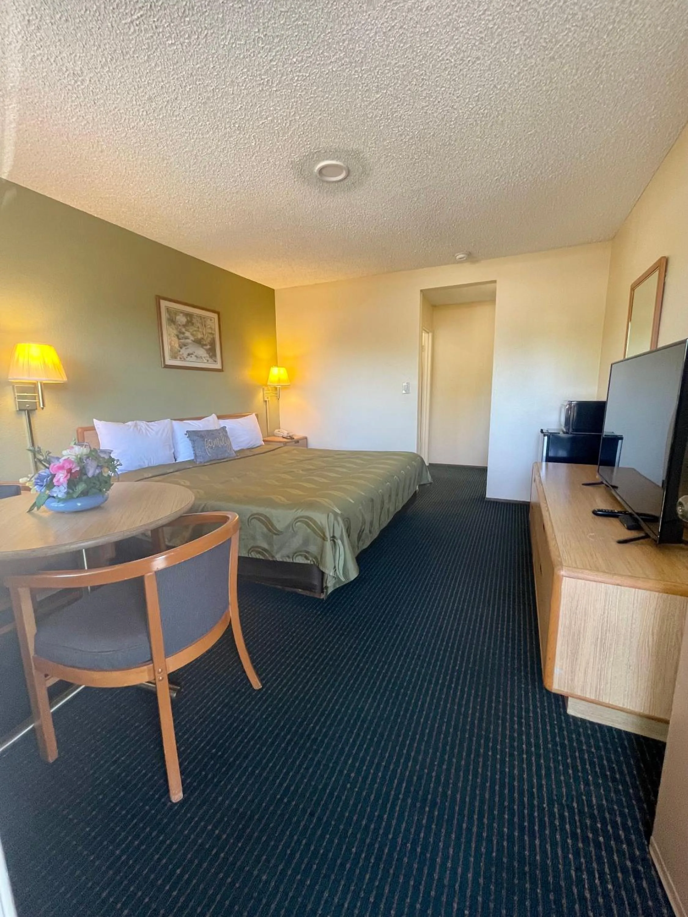 Photo of the whole room, Bed in Regency Inn Lakeport