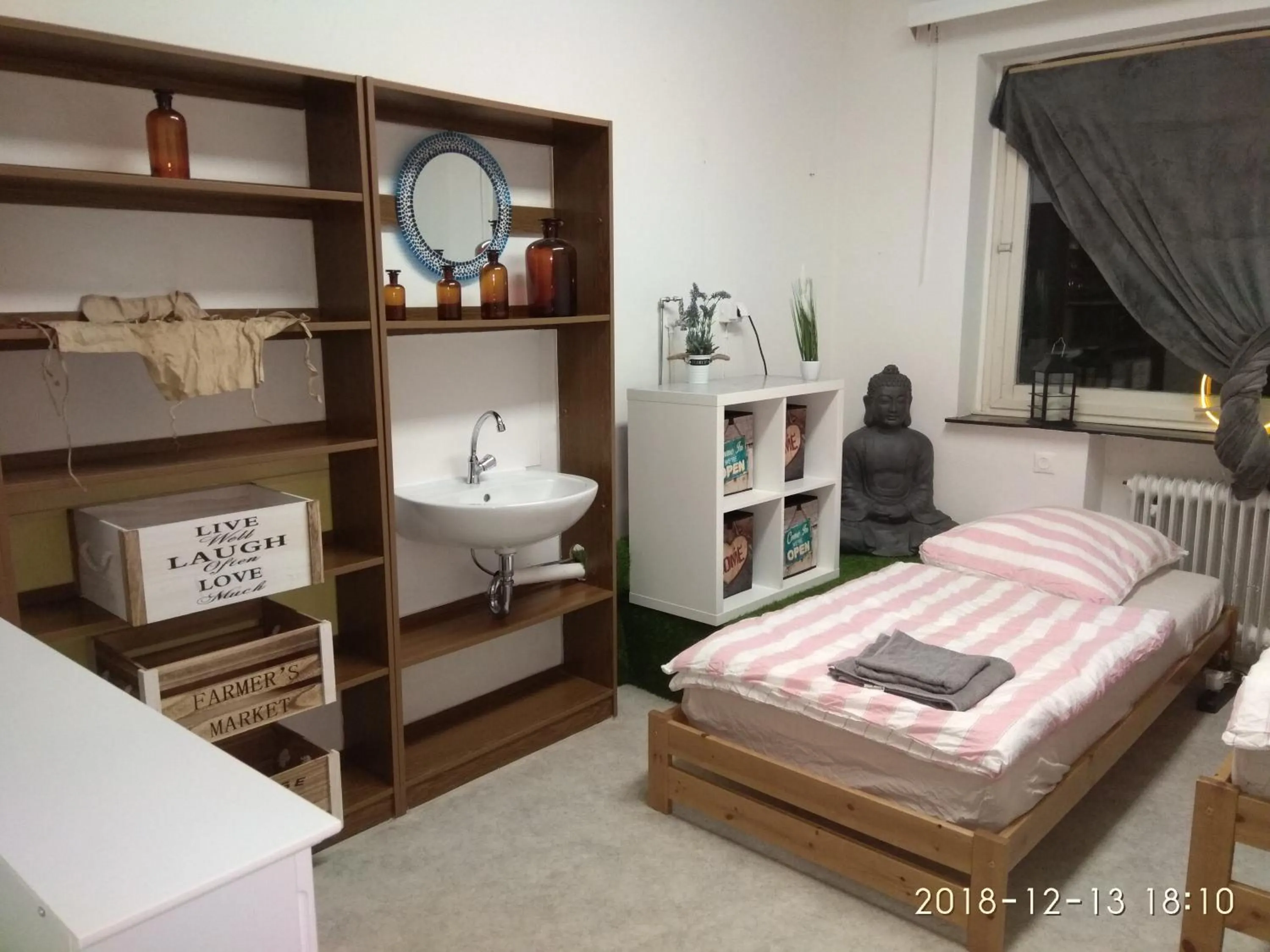 Photo of the whole room, Bed in The Old Doctors Office