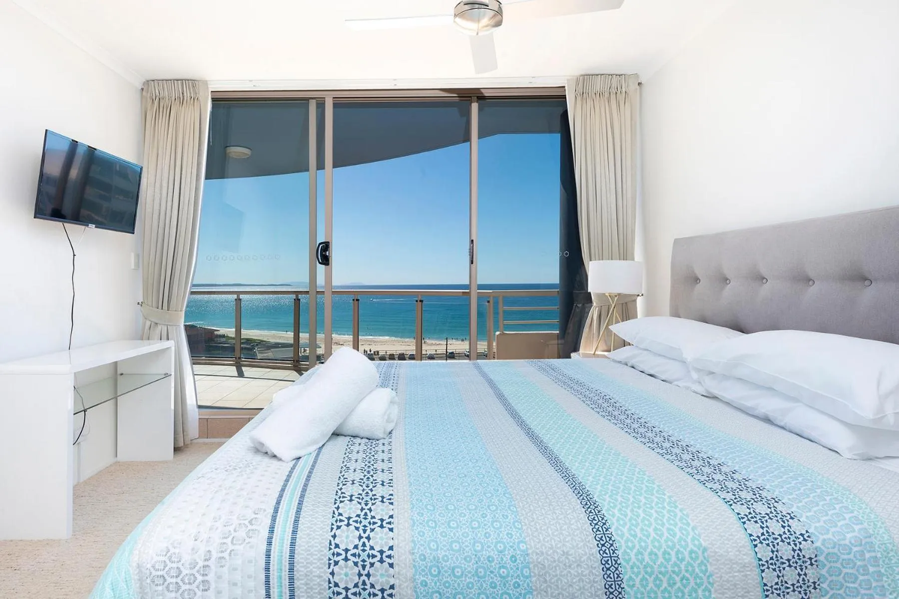 Bedroom, Bed in Beaches International