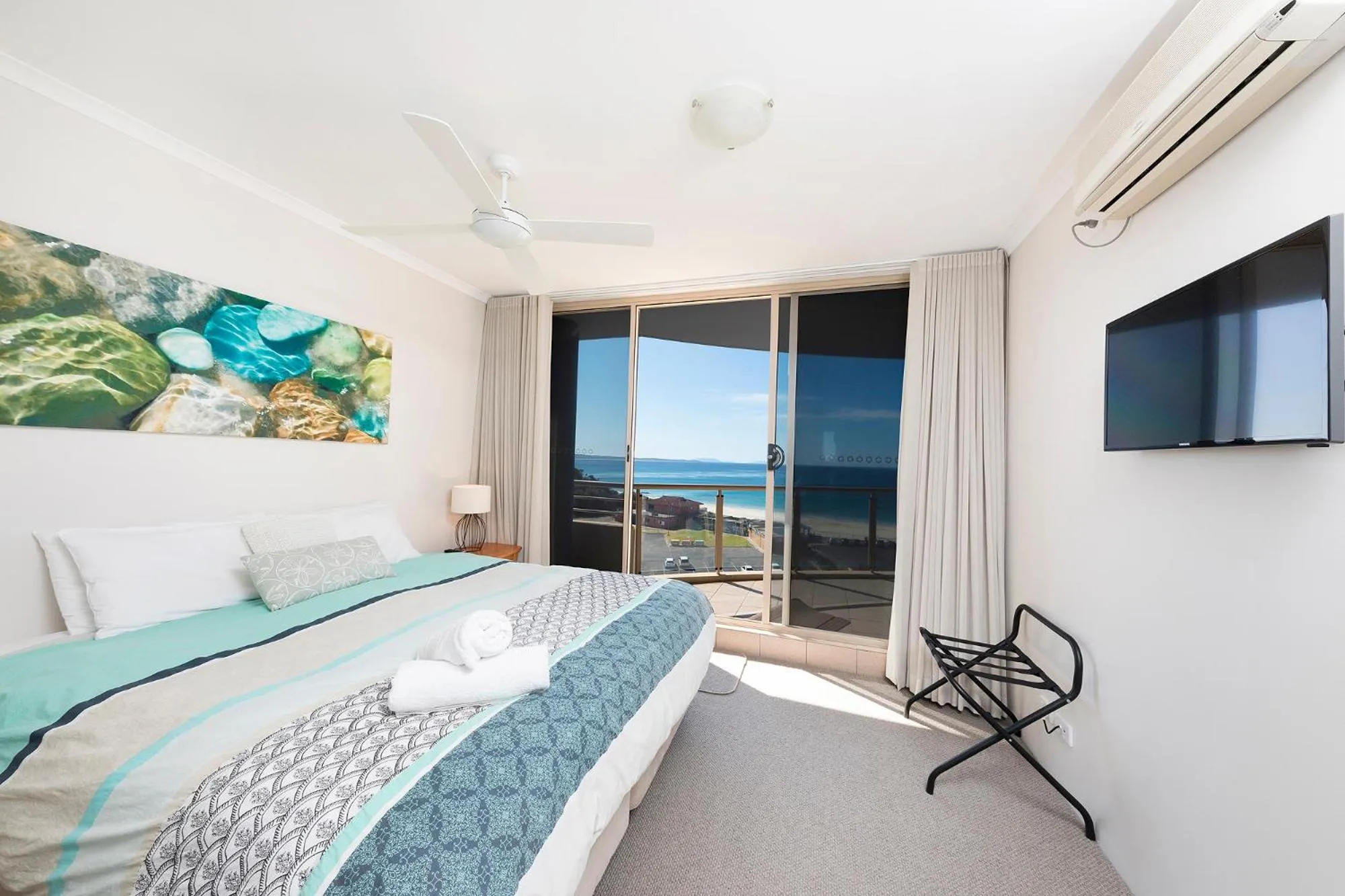 Bedroom, Bed in Beaches International