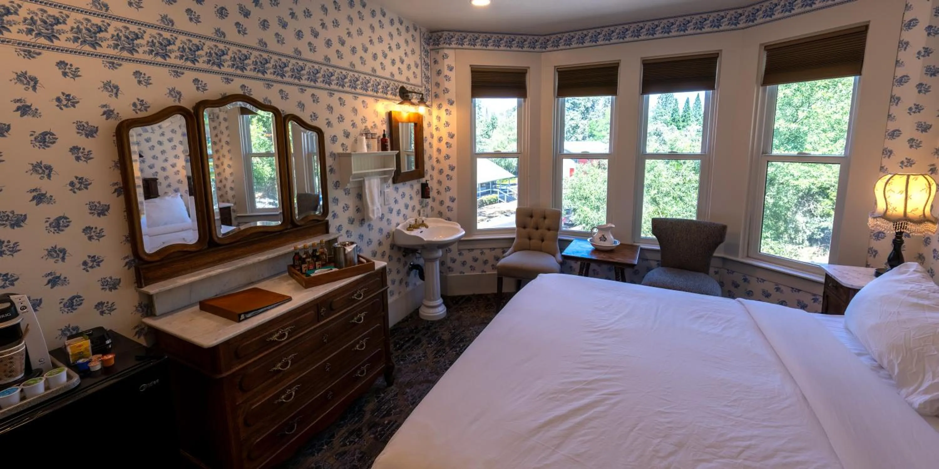 Bed in The Groveland Hotel