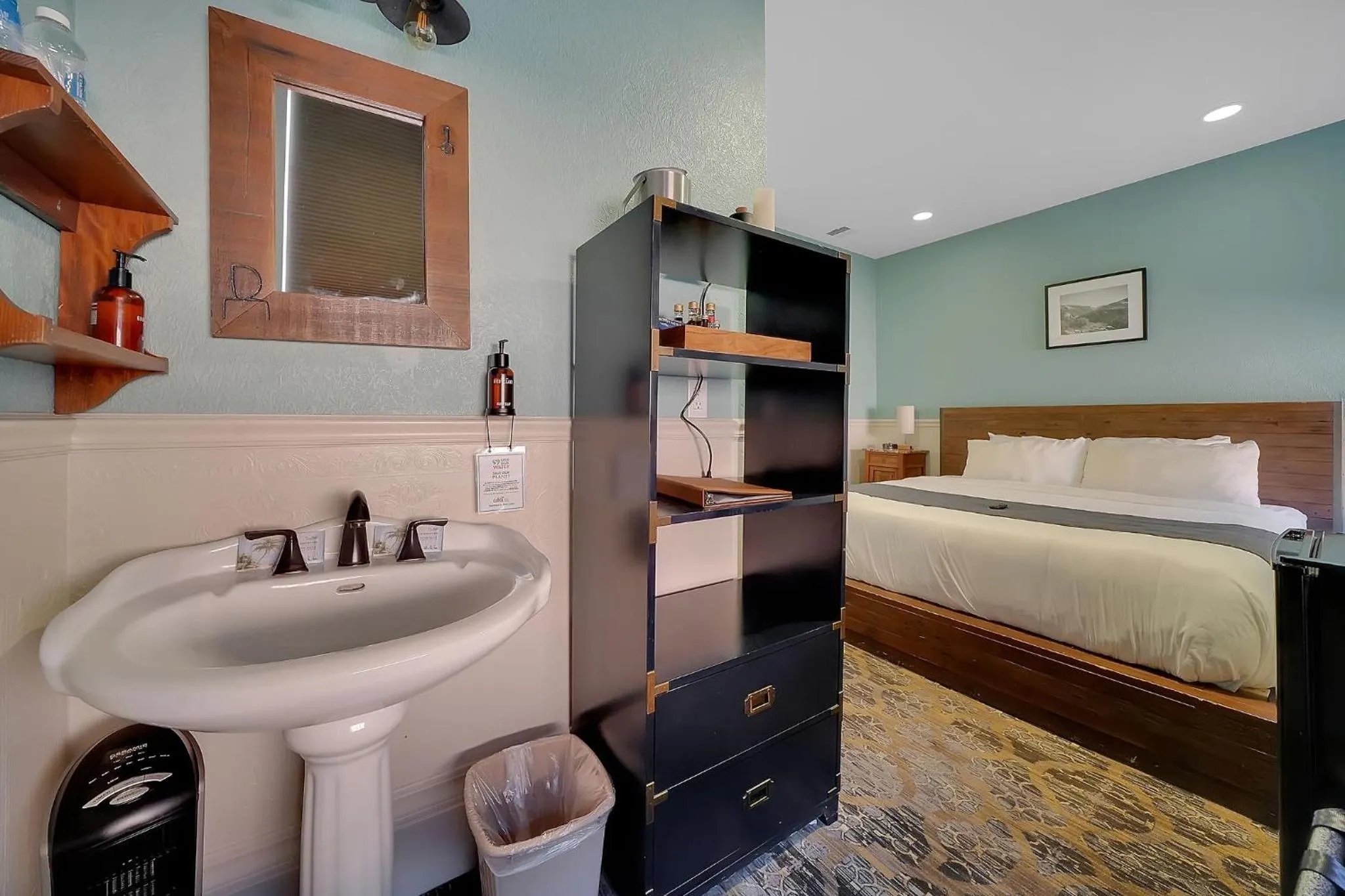 Bed in The Groveland Hotel