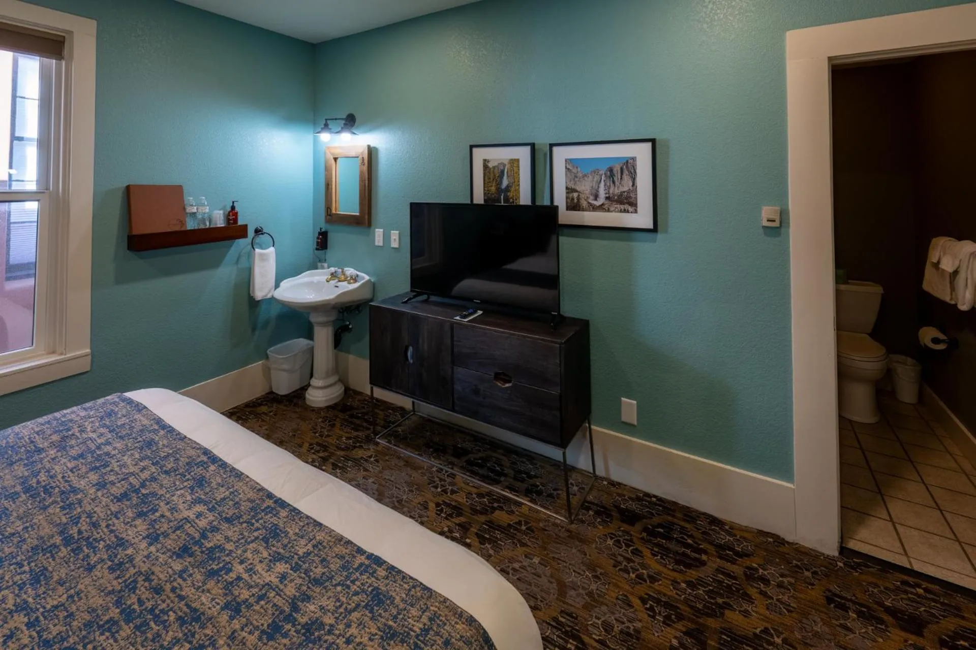 Bed in The Groveland Hotel