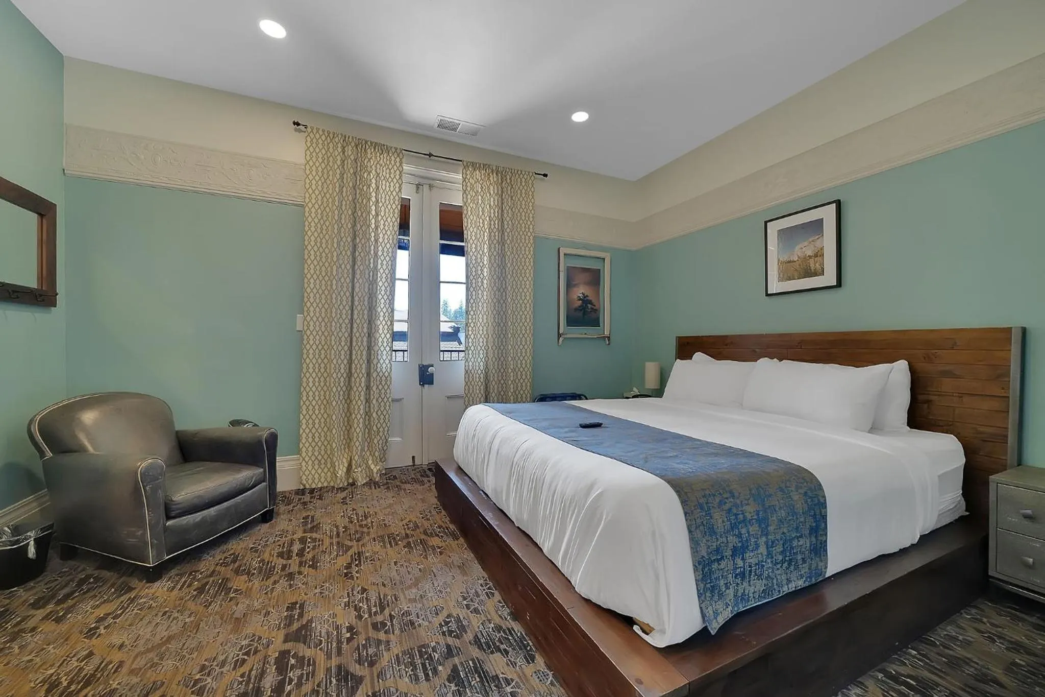 Bed in The Groveland Hotel