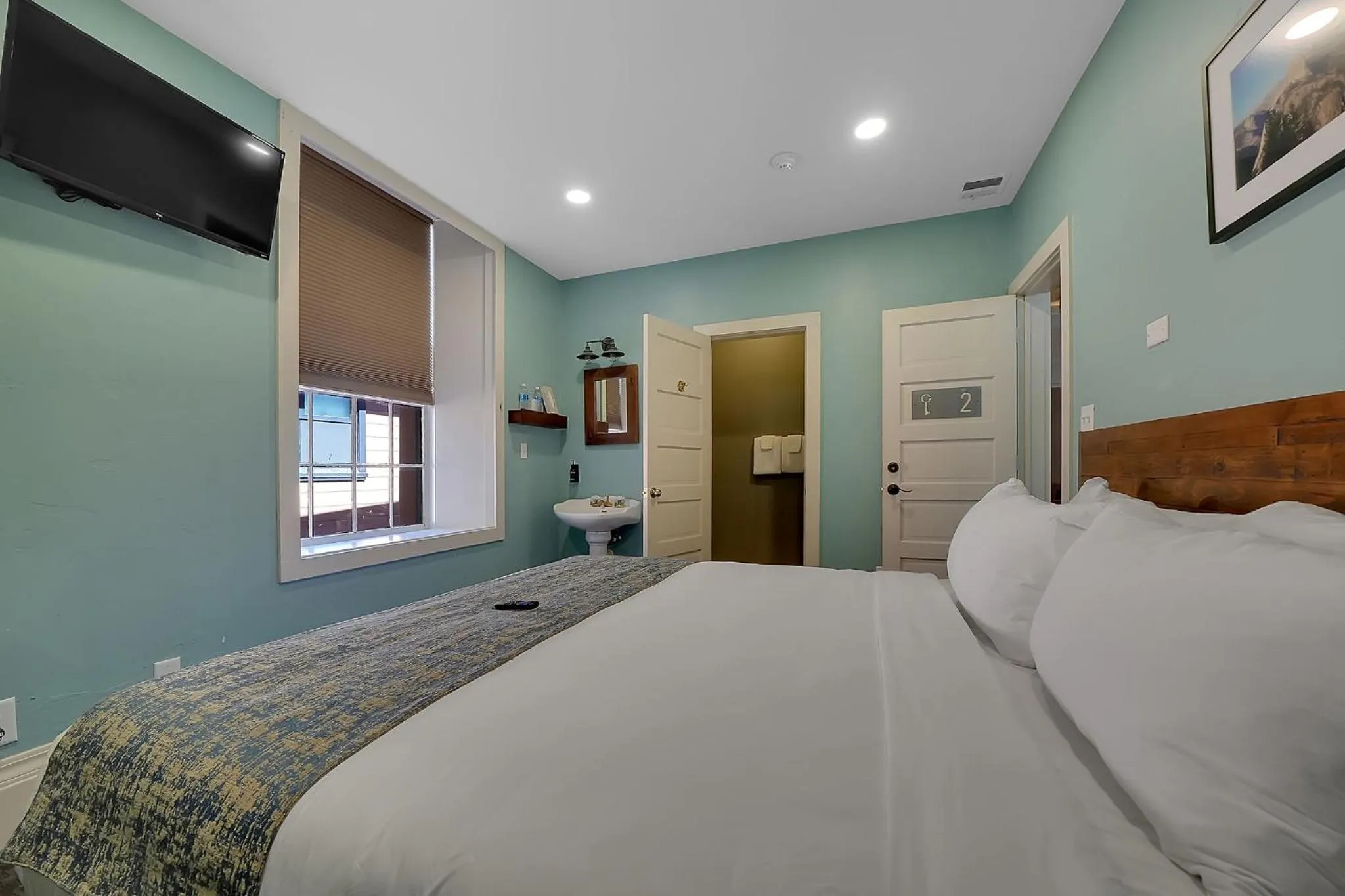 Bed in The Groveland Hotel