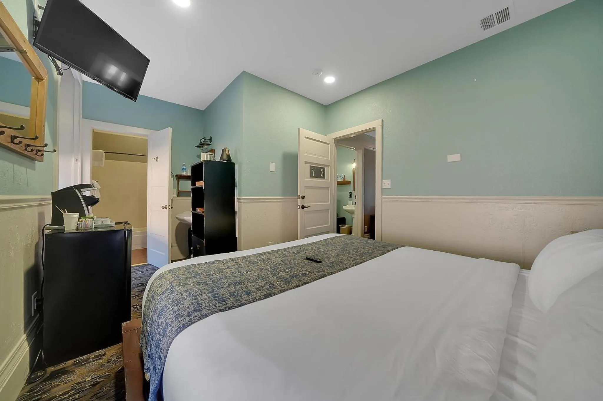 Bed in The Groveland Hotel