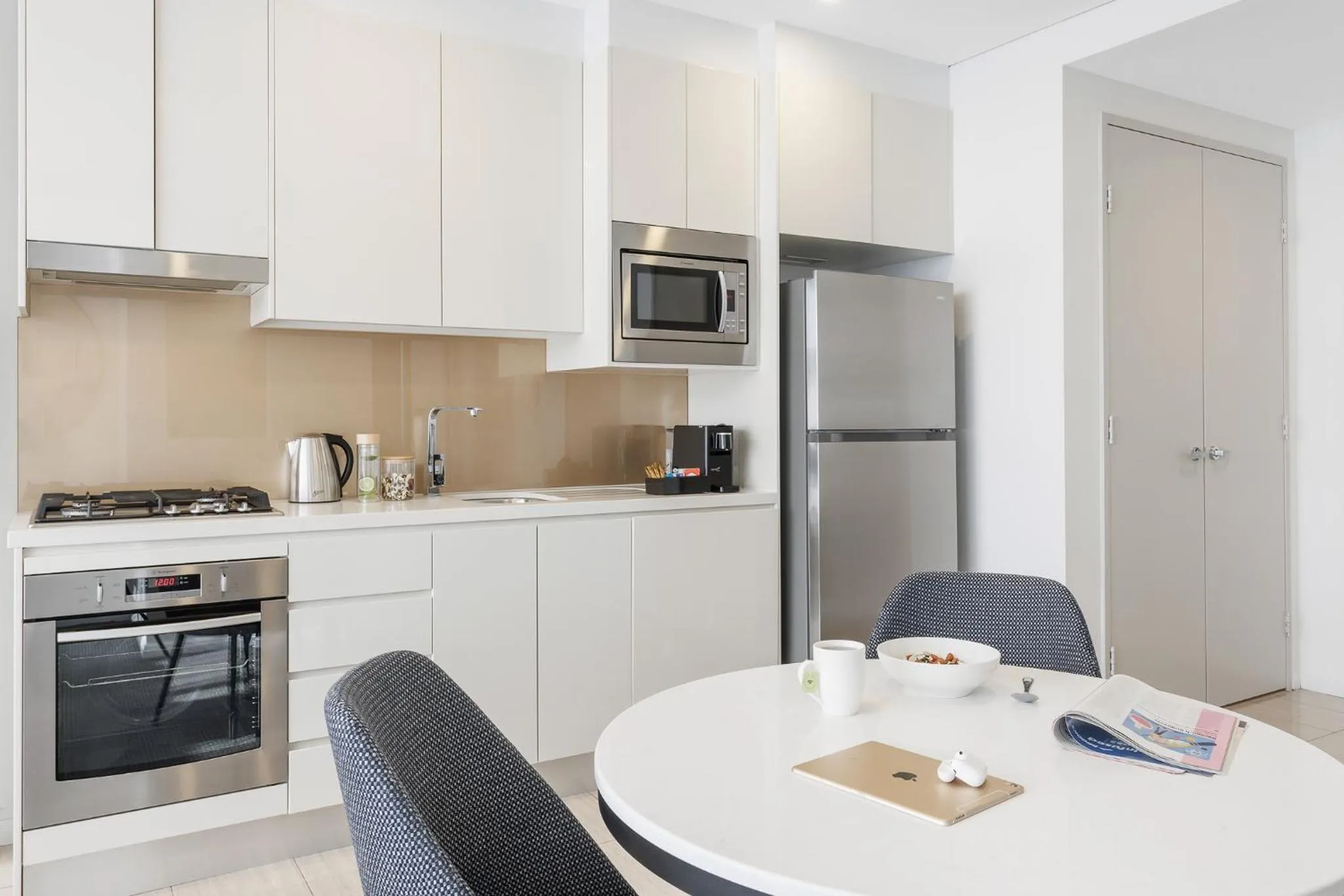 Kitchen or kitchenette in Meriton Suites Zetland