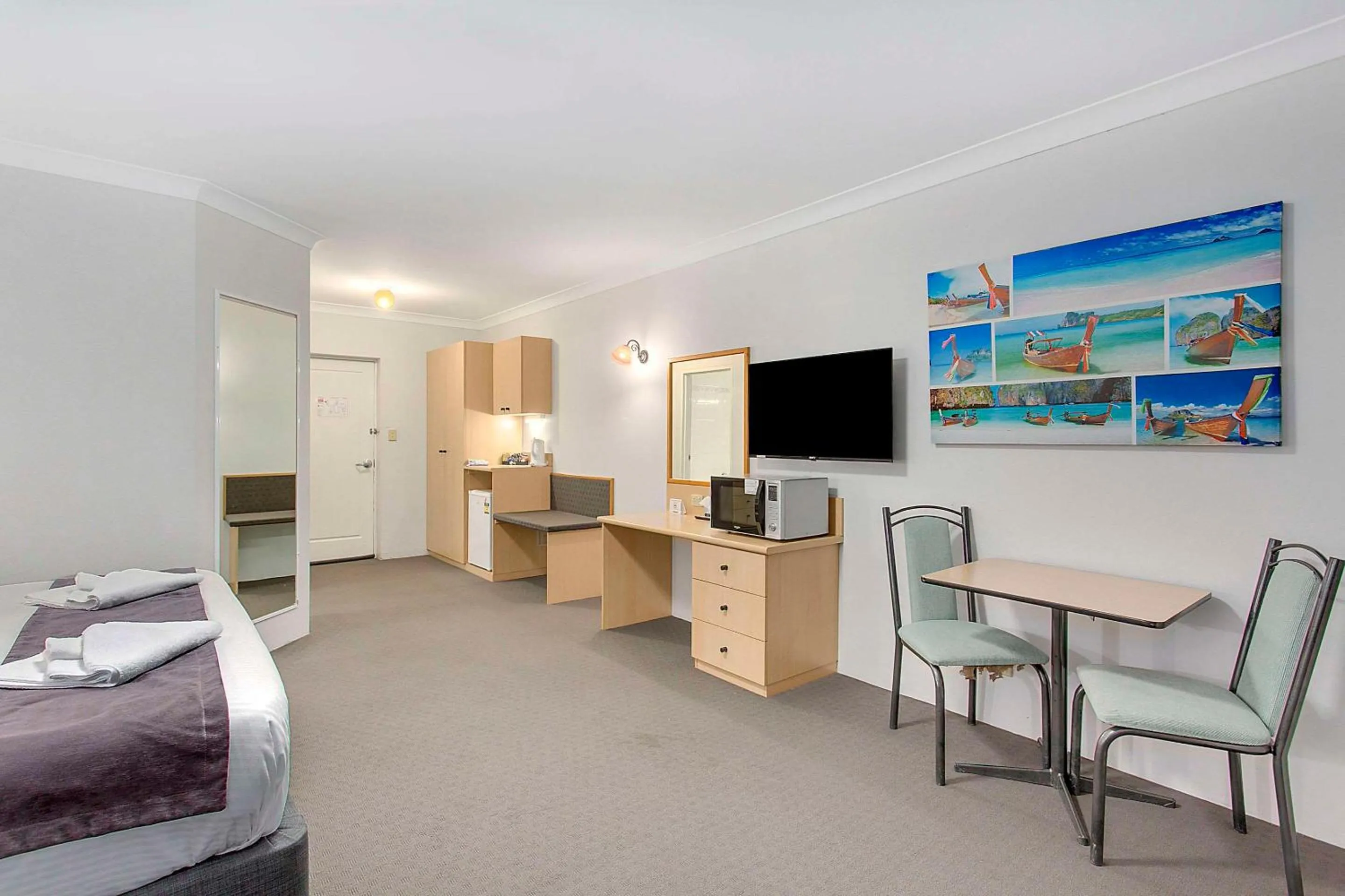 Bedroom, Bed in Econo Lodge Gateway Tamworth