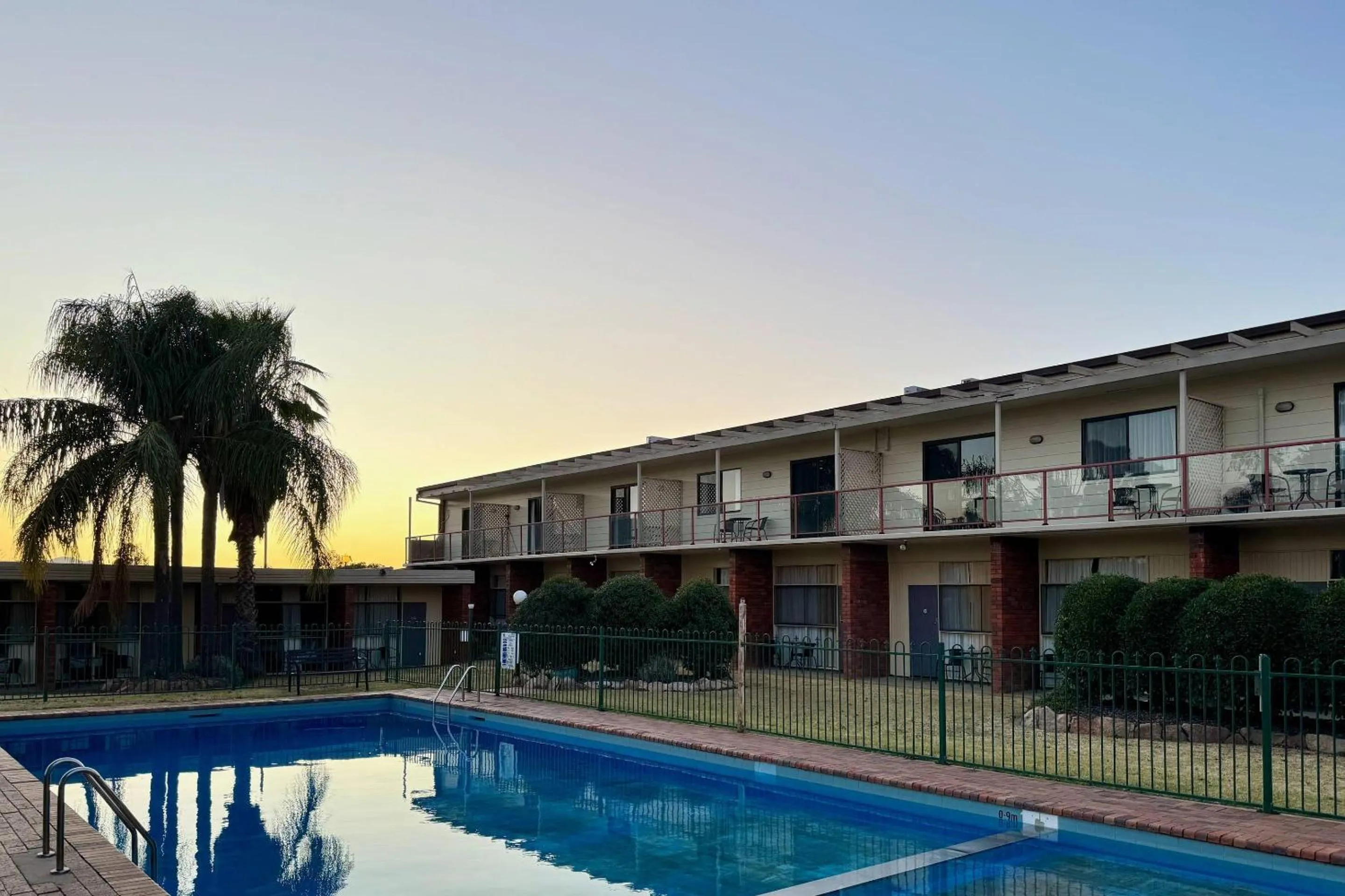 Swimming pool in Comfort Inn Gateway Tamworth