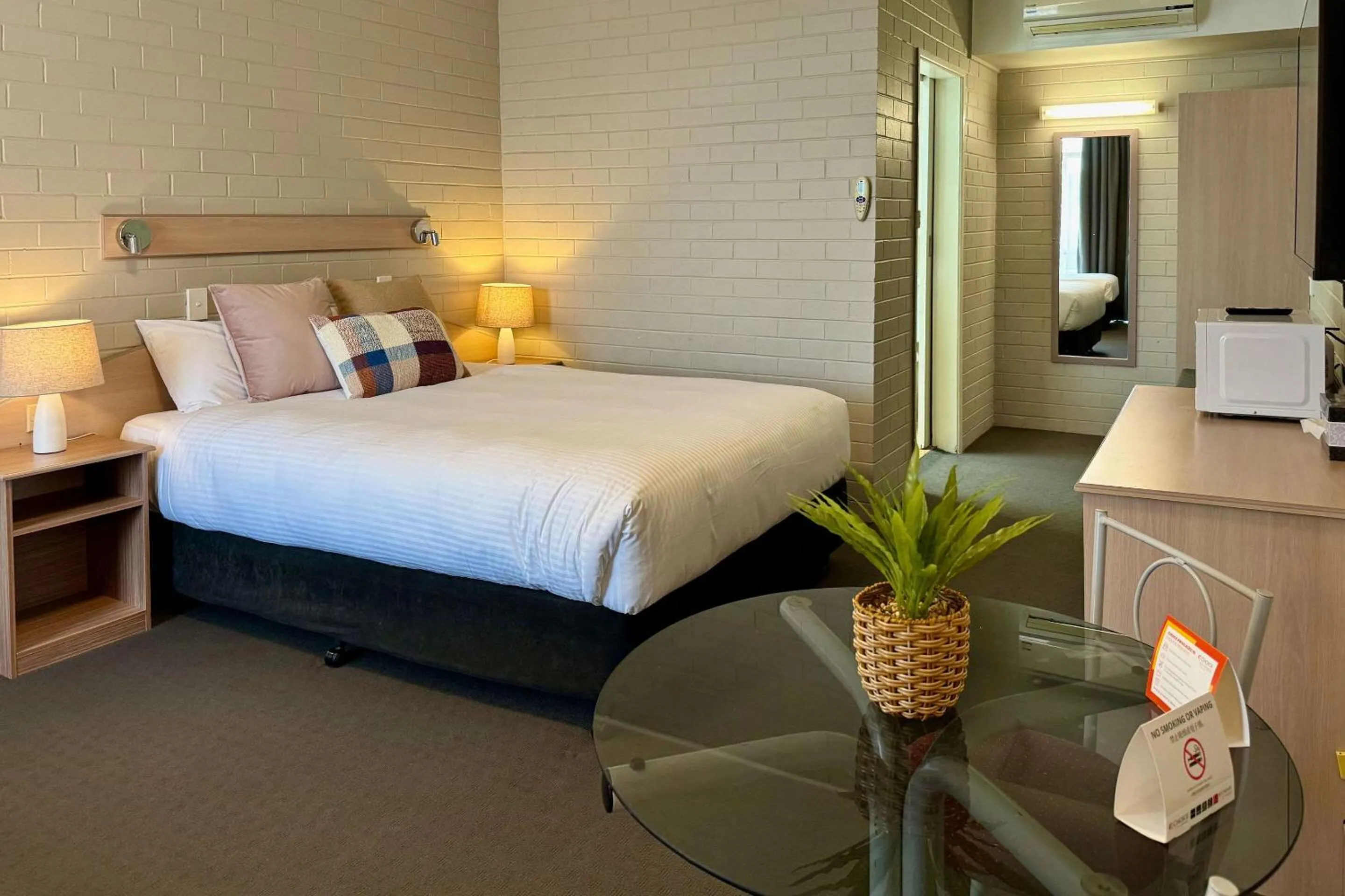 Bedroom, Bed in Econo Lodge Gateway Tamworth