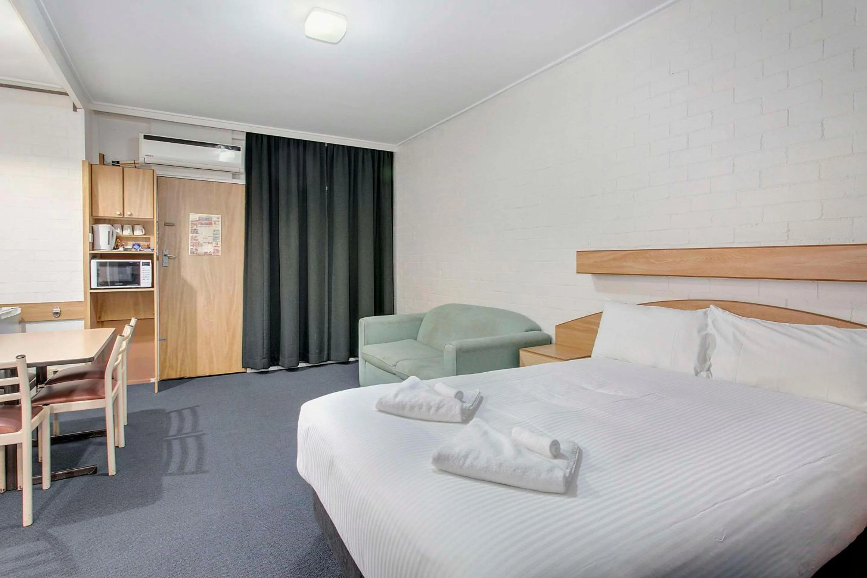 Bedroom, Bed in Econo Lodge Gateway Tamworth