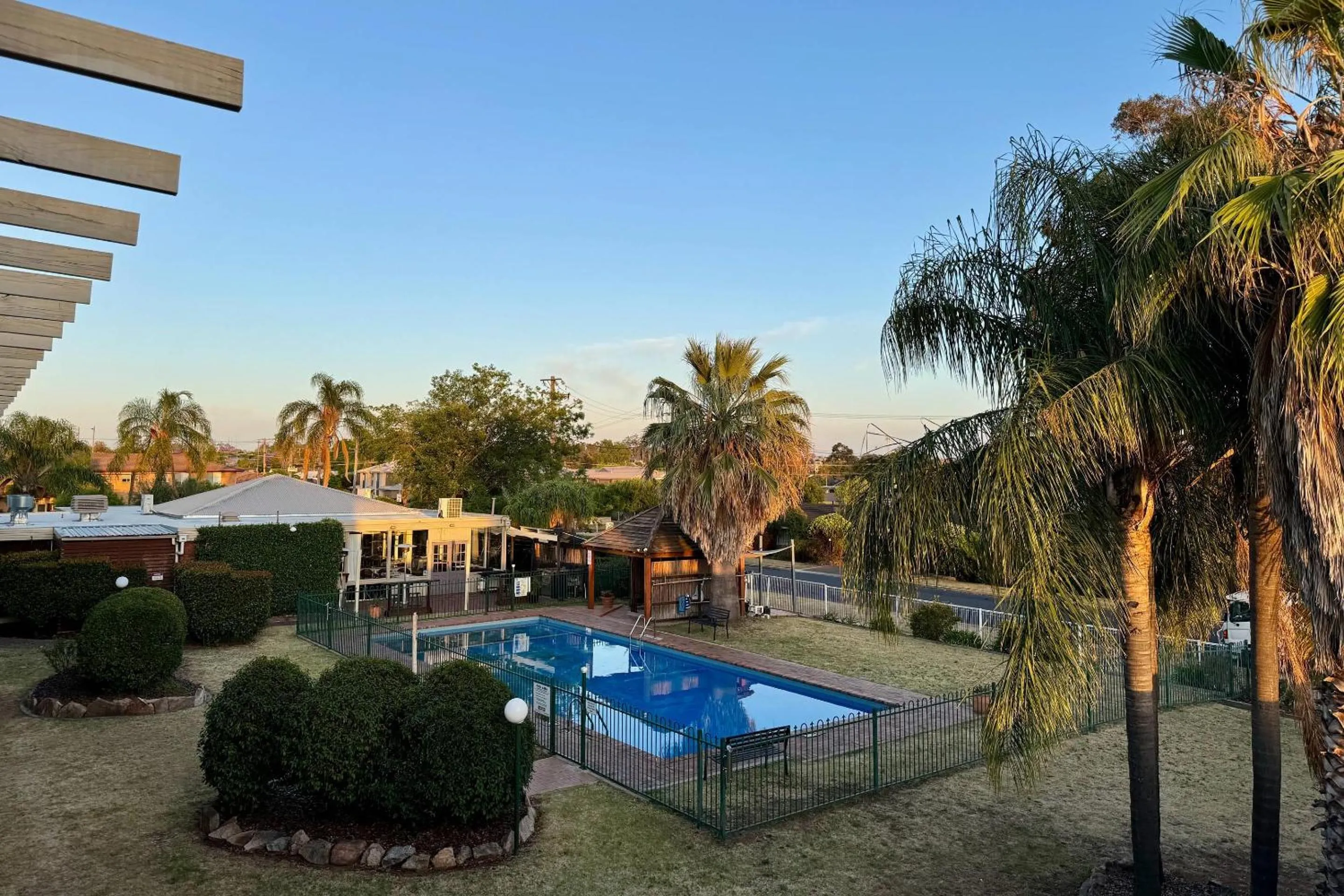 Swimming pool in Comfort Inn Gateway Tamworth