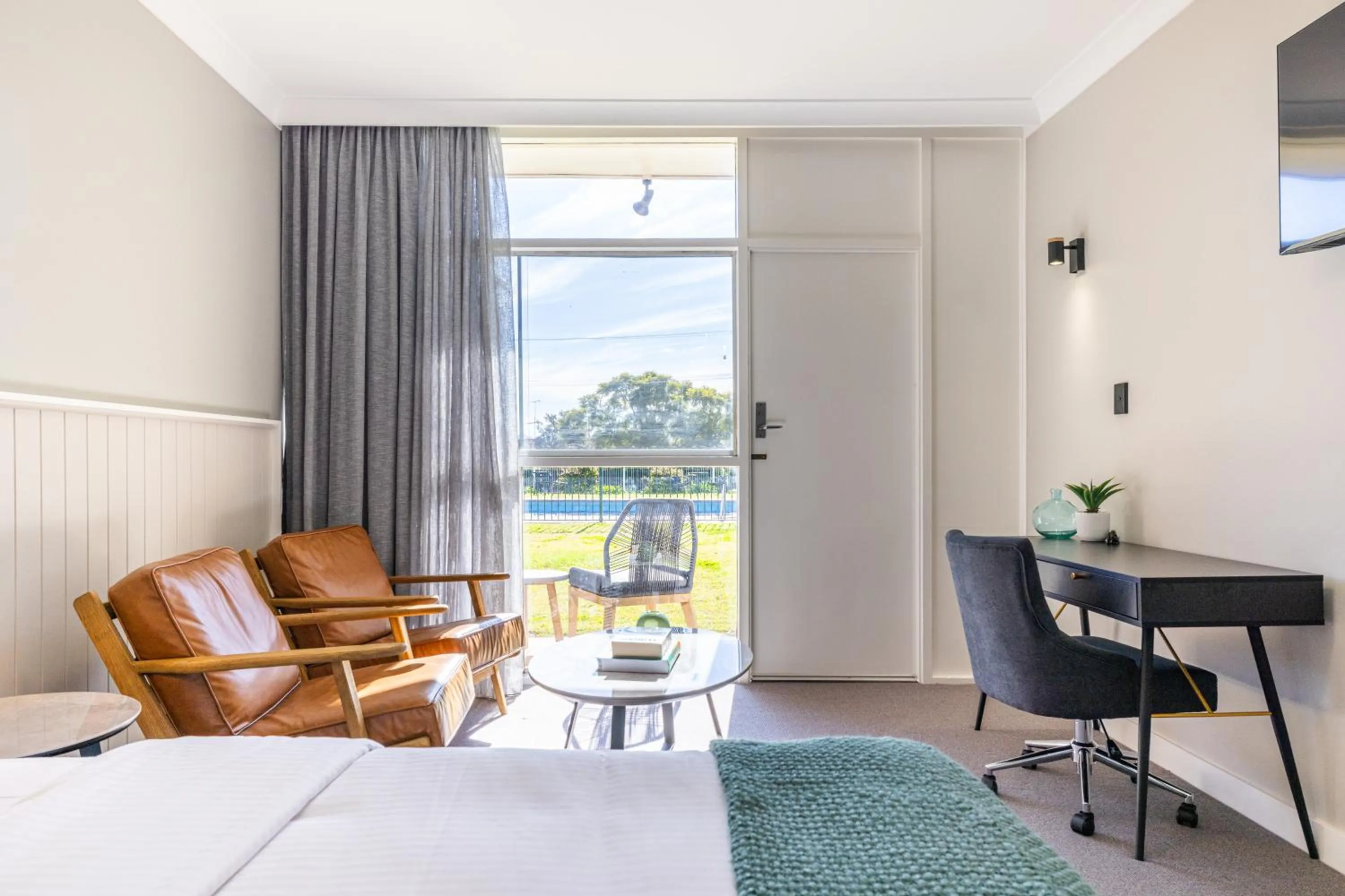 Seating area, Bed in Econo Lodge Gateway Tamworth