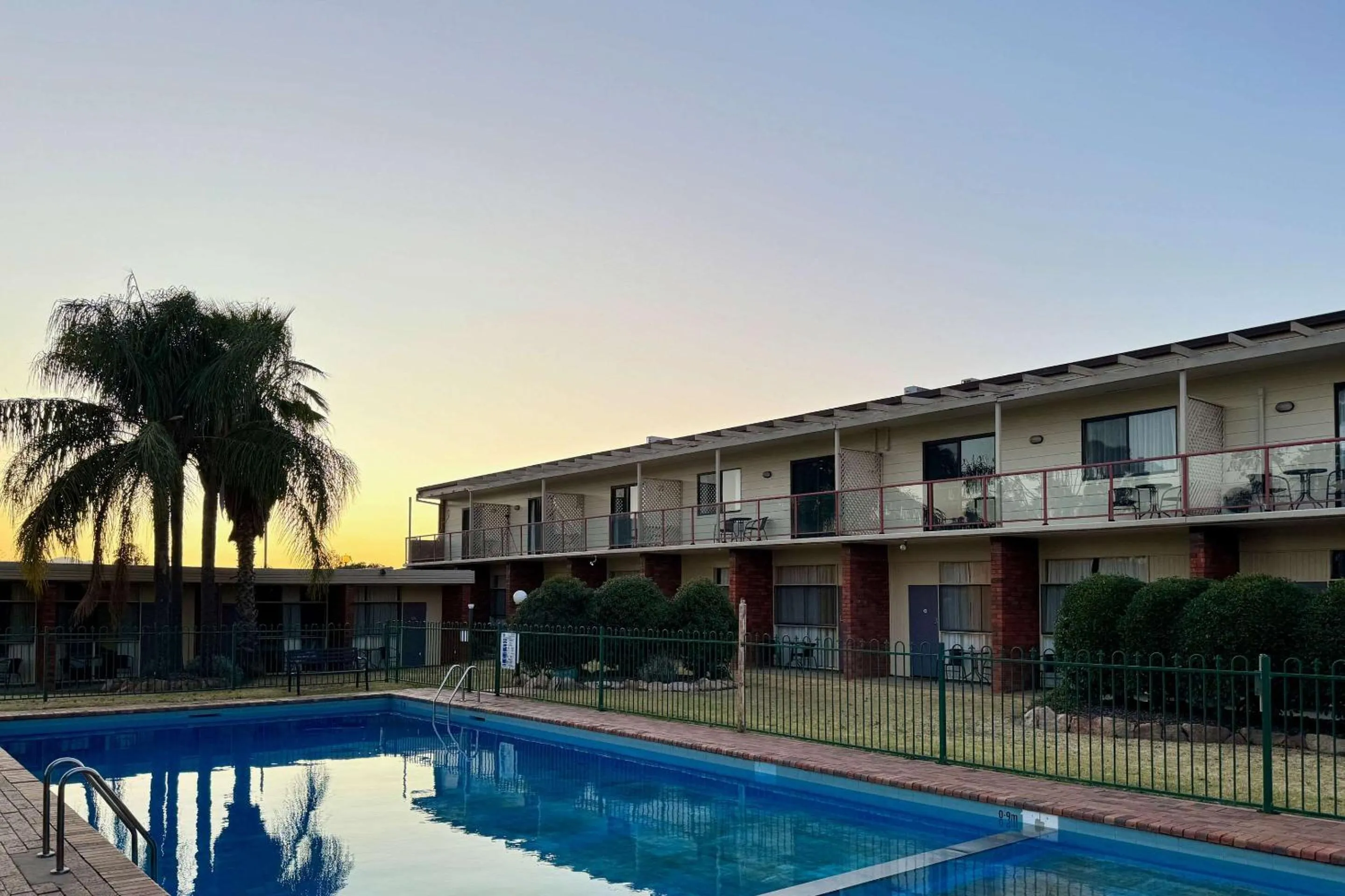 Swimming pool in Econo Lodge Gateway Tamworth