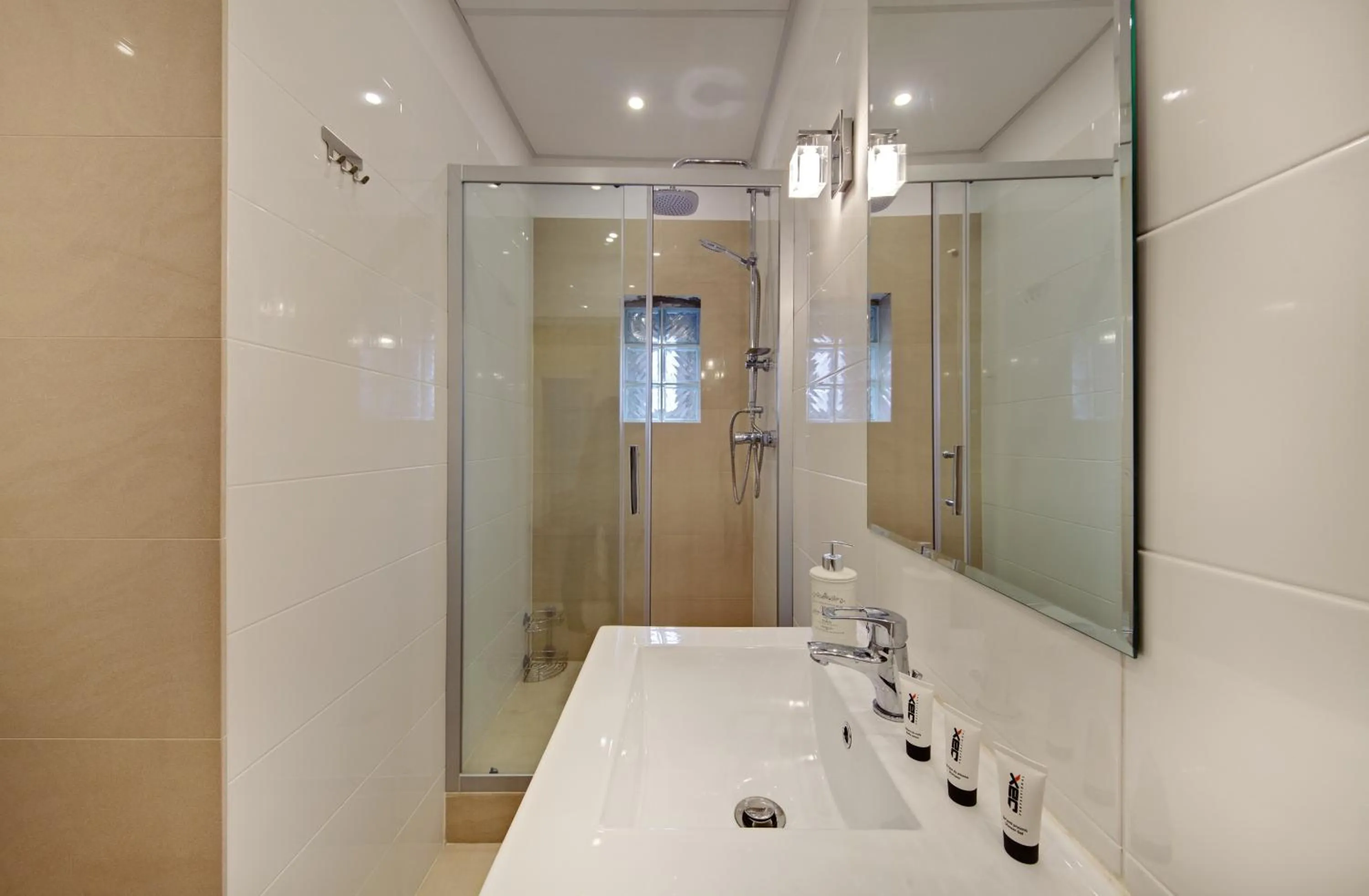 Shower in Jagiellonska 3 ApartHotel - Duze przestronne pokoje, centrum miasta, szybkie WiFi