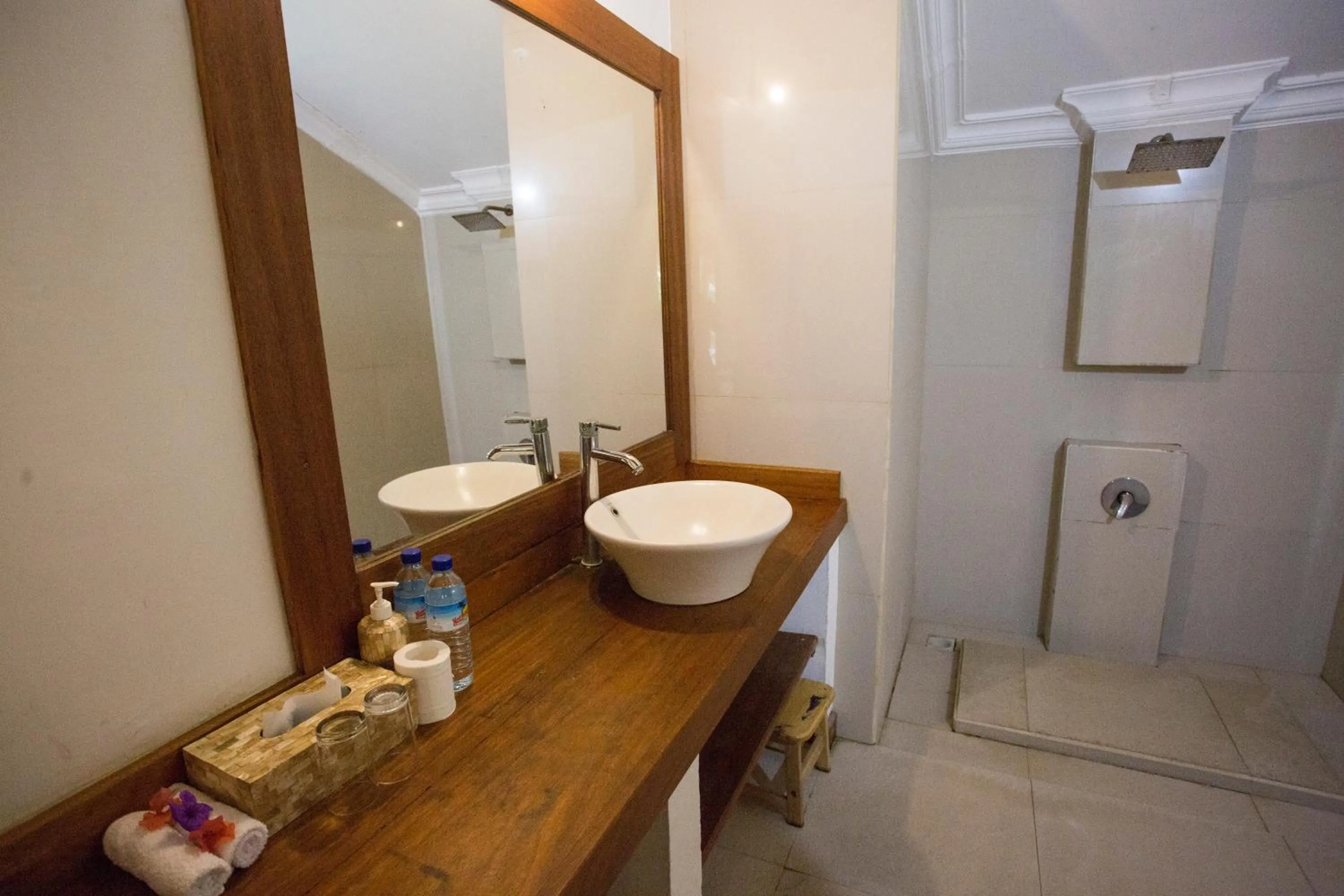 Island View Bar & Bungalow