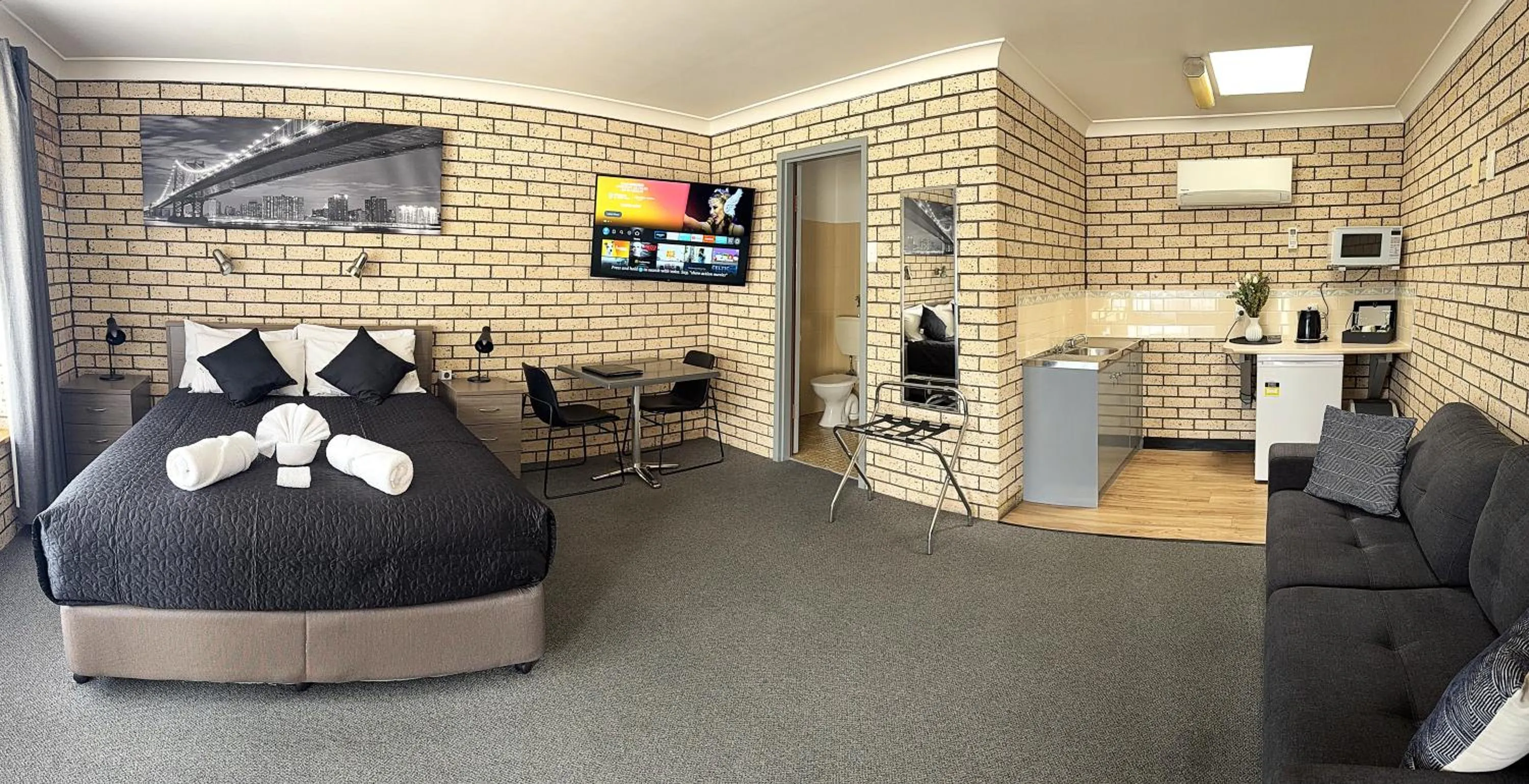 Bedroom, Bed in Cowra Crest Motel