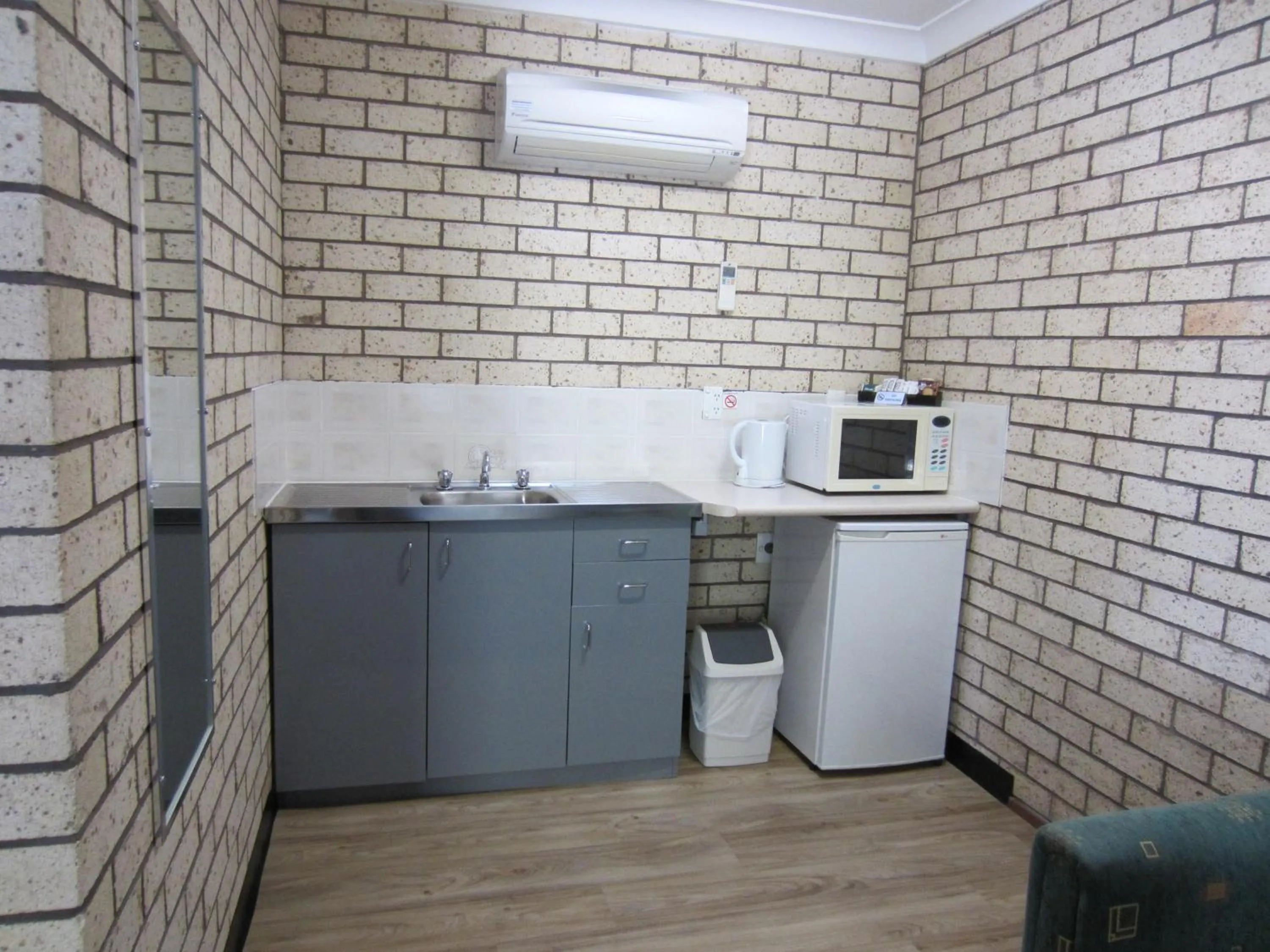 Kitchen or kitchenette in Cowra Crest Motel