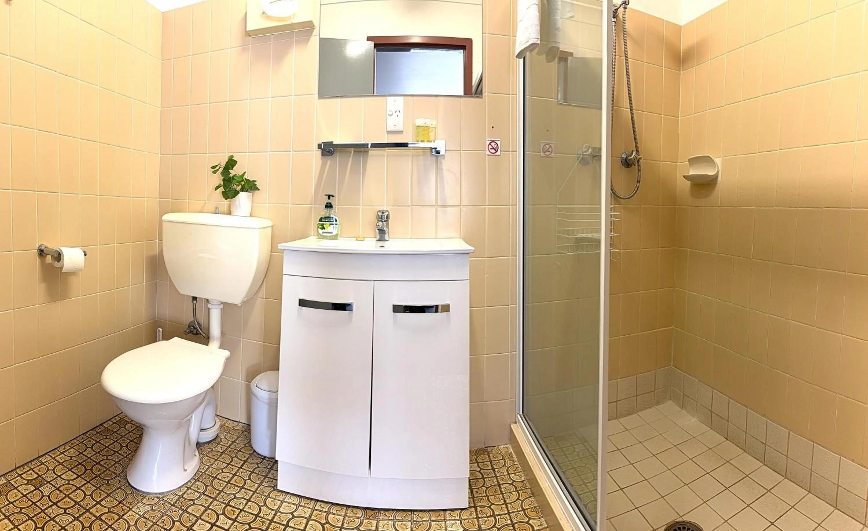 Toilet in Cowra Crest Motel