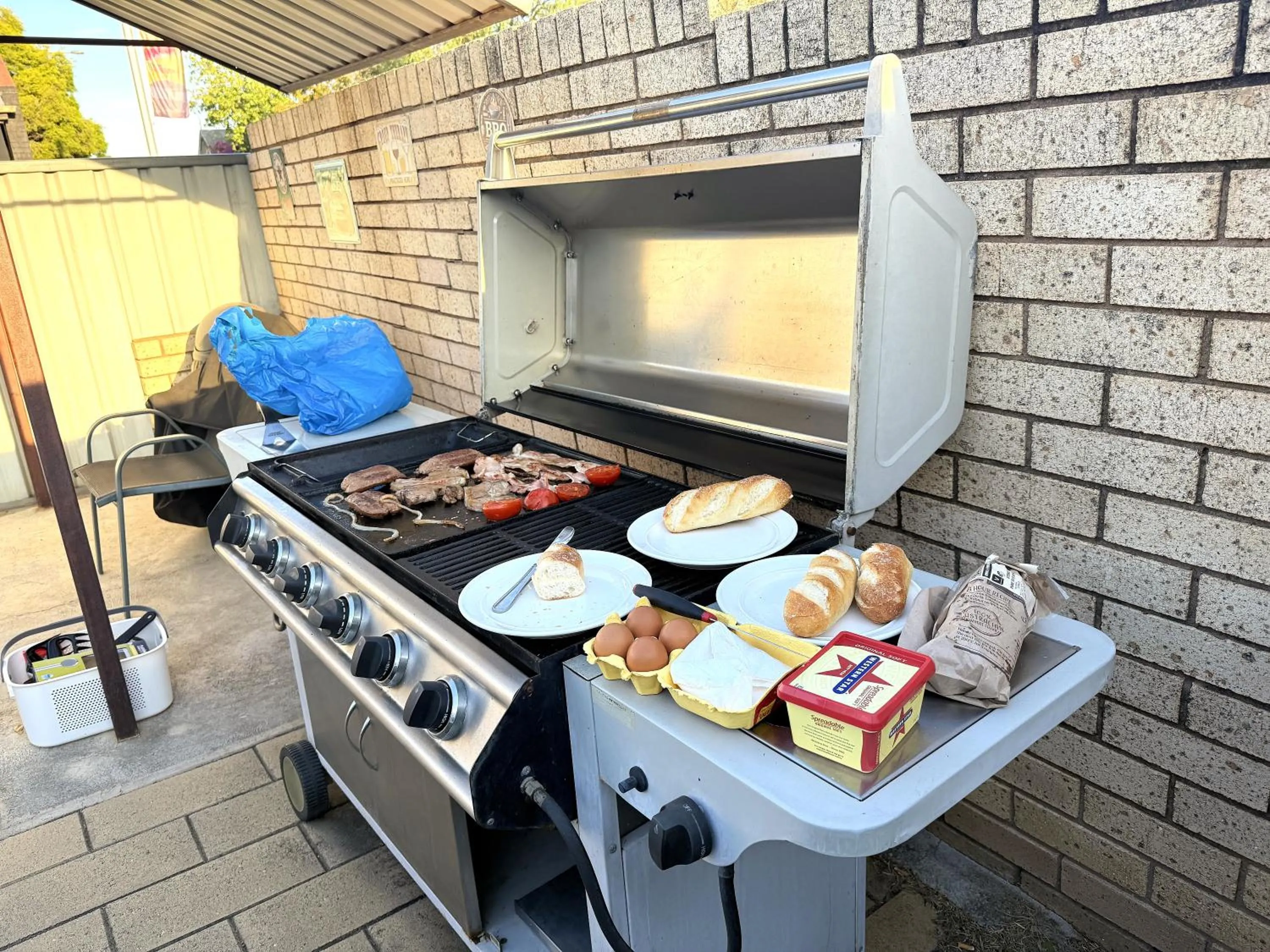 BBQ facilities in Cowra Crest Motel