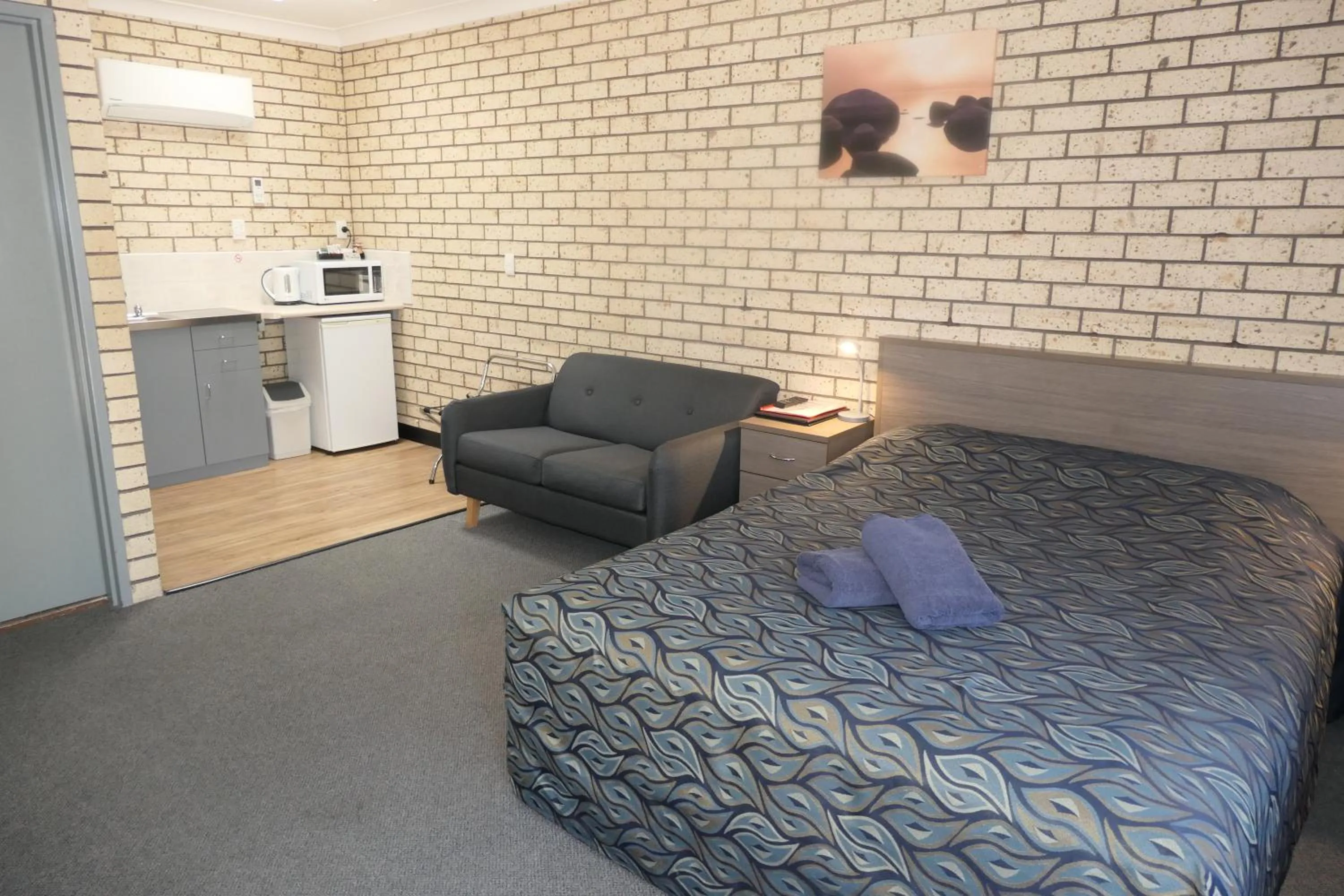 Bedroom, Bed in Cowra Crest Motel