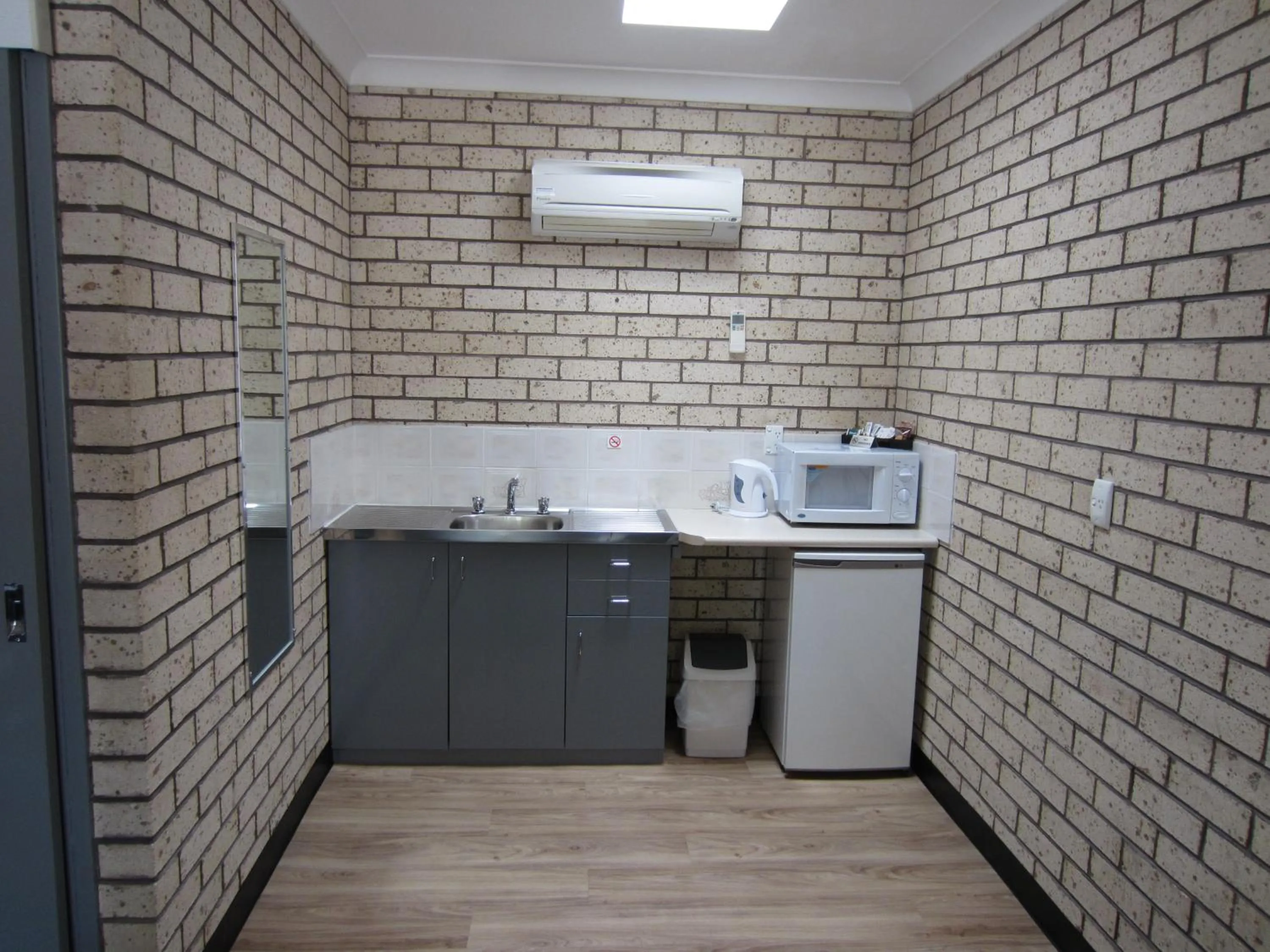 Kitchen or kitchenette in Cowra Crest Motel