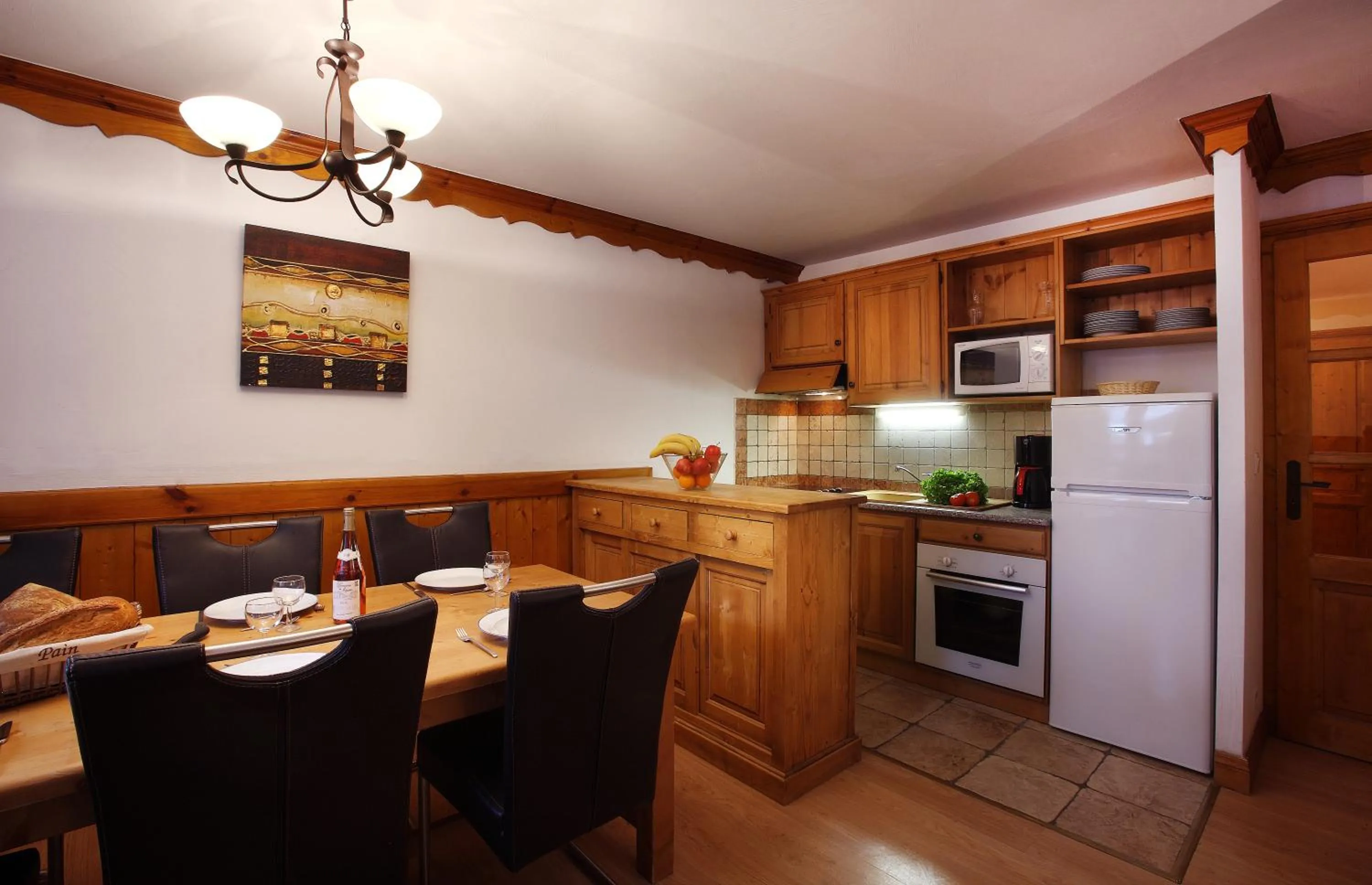Kitchen or kitchenette in Chalet des Neiges Oz en Oisans