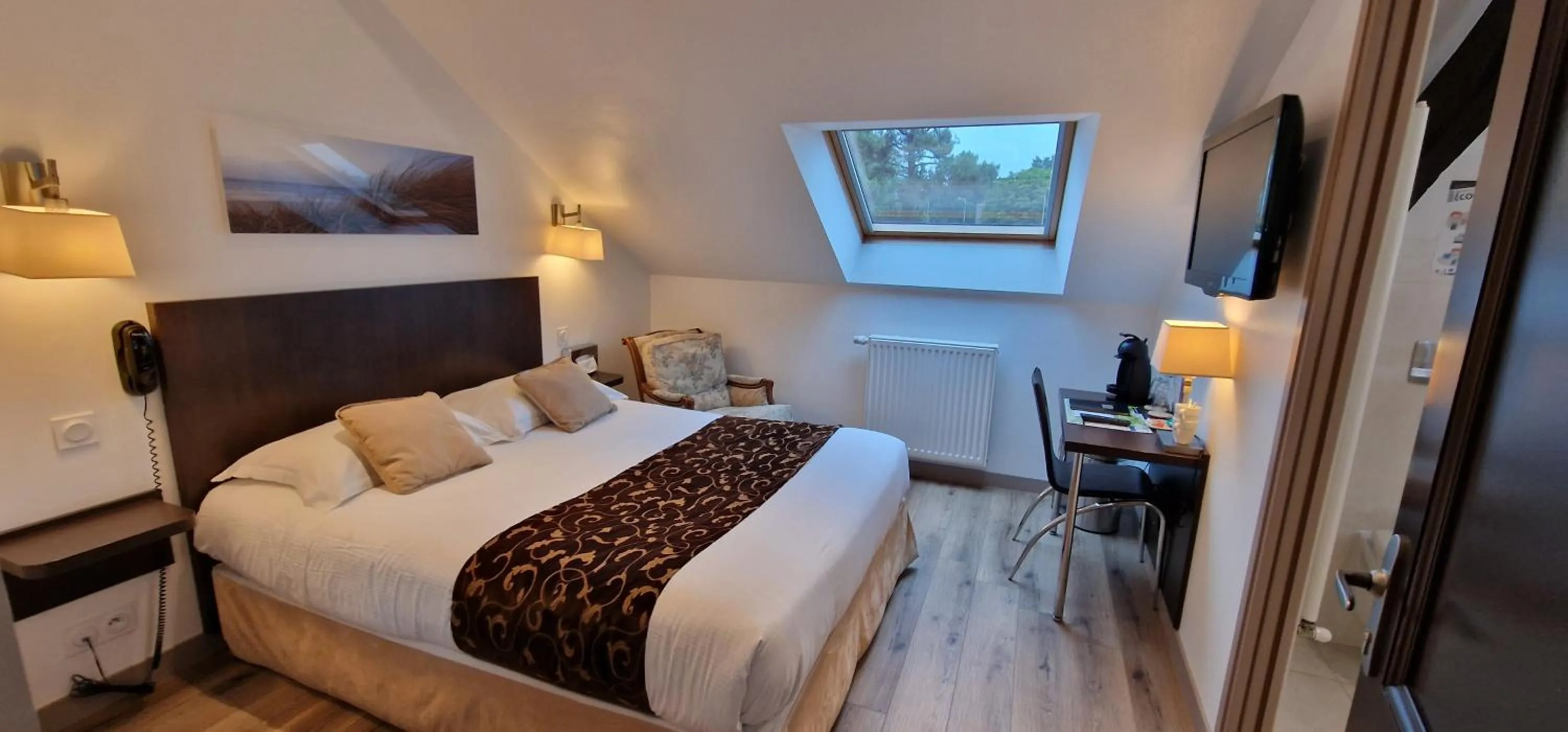 Photo of the whole room, Bed in Hotel le Bellevue