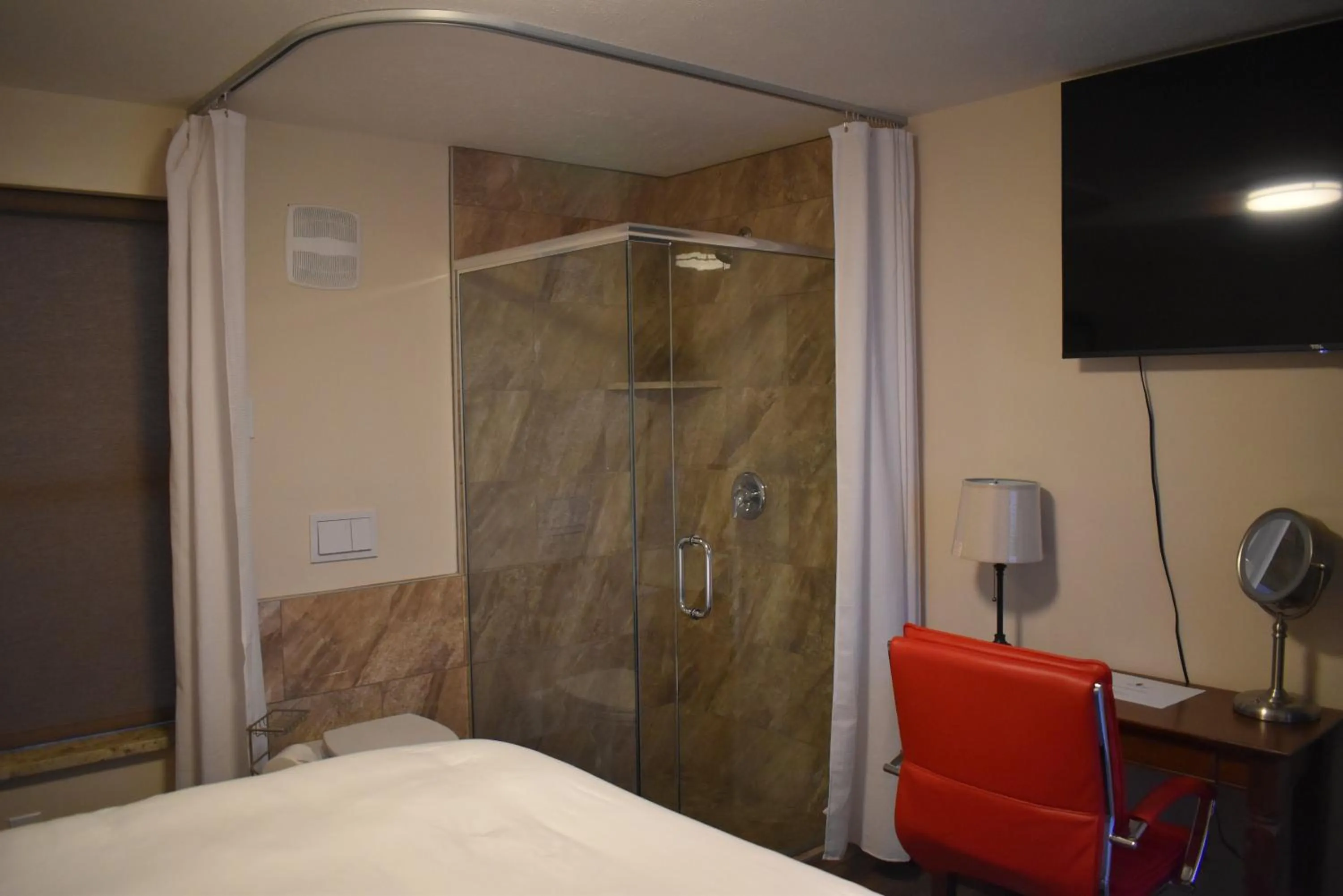 Bed in Iron Springs Luxury Lodge & Spa