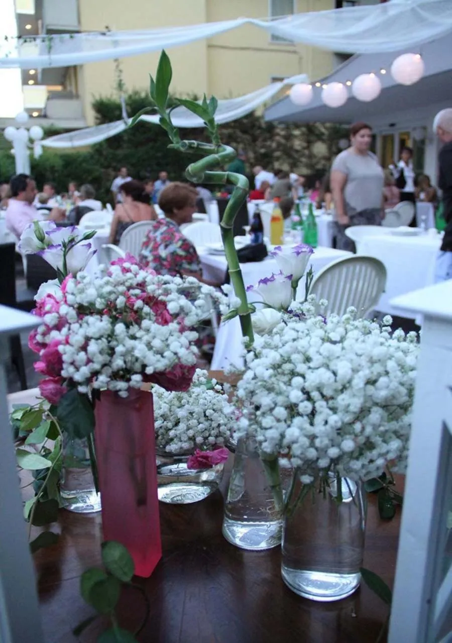 Restaurant/places to eat in Hotel Corona